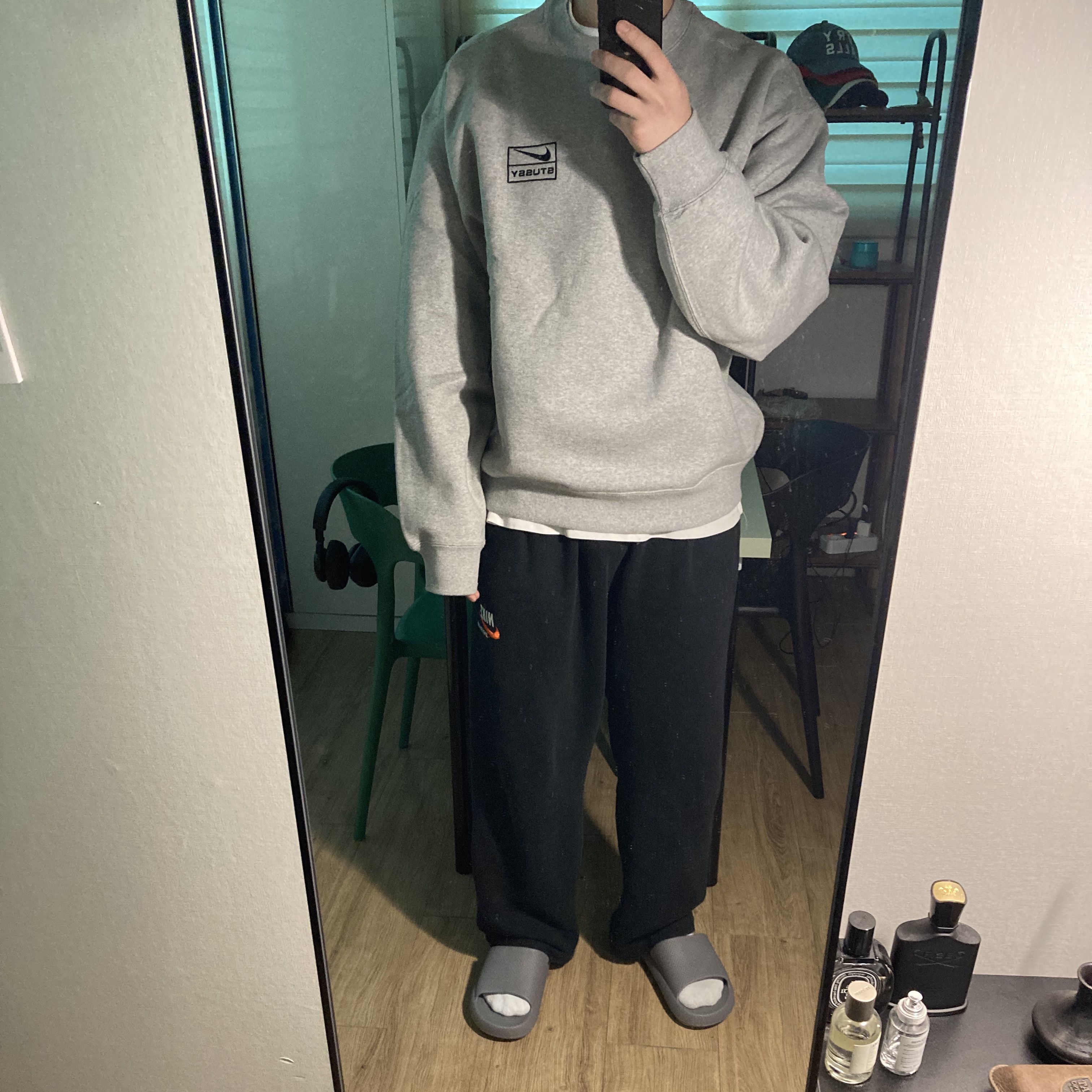 Nike x Stussy NRG Fleece Crewneck Dark Grey Heather (DO9337-063) 착용 스타일 - 1