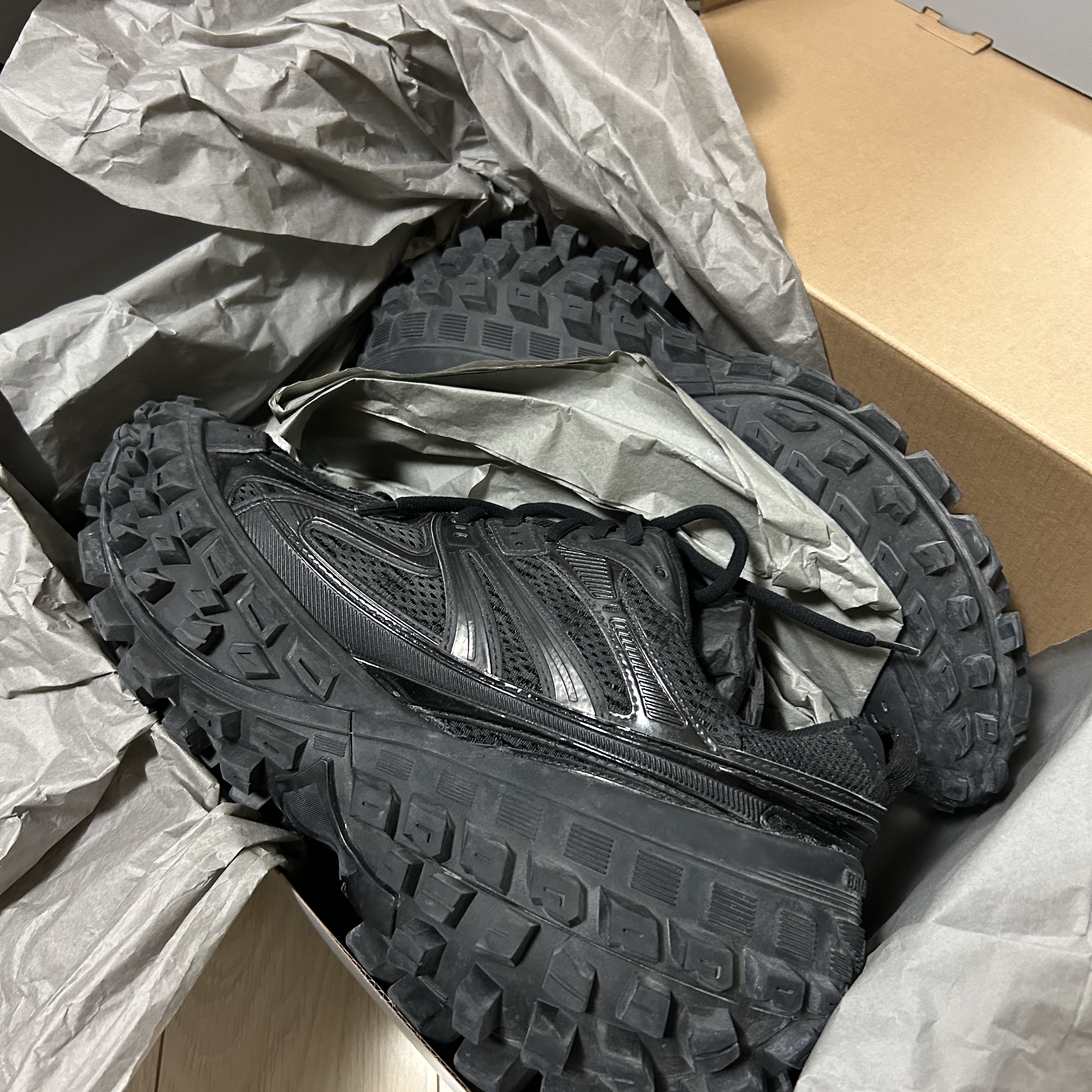 Balenciaga Defender Sneakers Black 착용 스타일 - 2