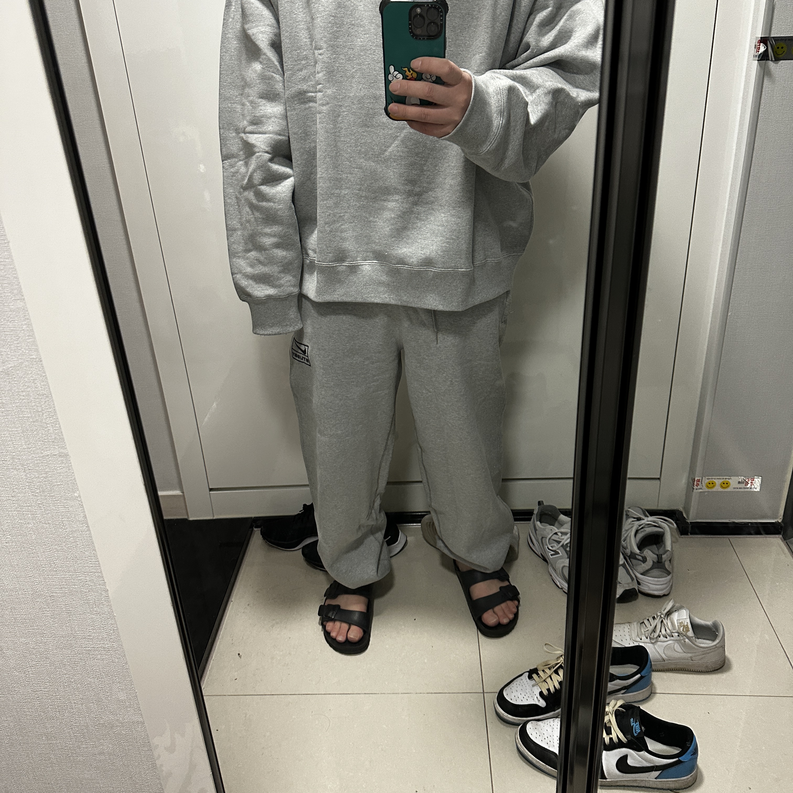 Nike x Stussy NRG Fleece Pants Dark Grey Heather (DO9340-063) 착용 스타일 - 2