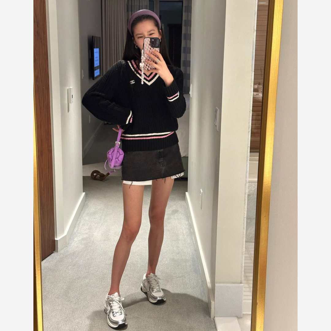 (W) Chanel Sneakers Fabric Laminated & White Silver 착용 스타일 - 4