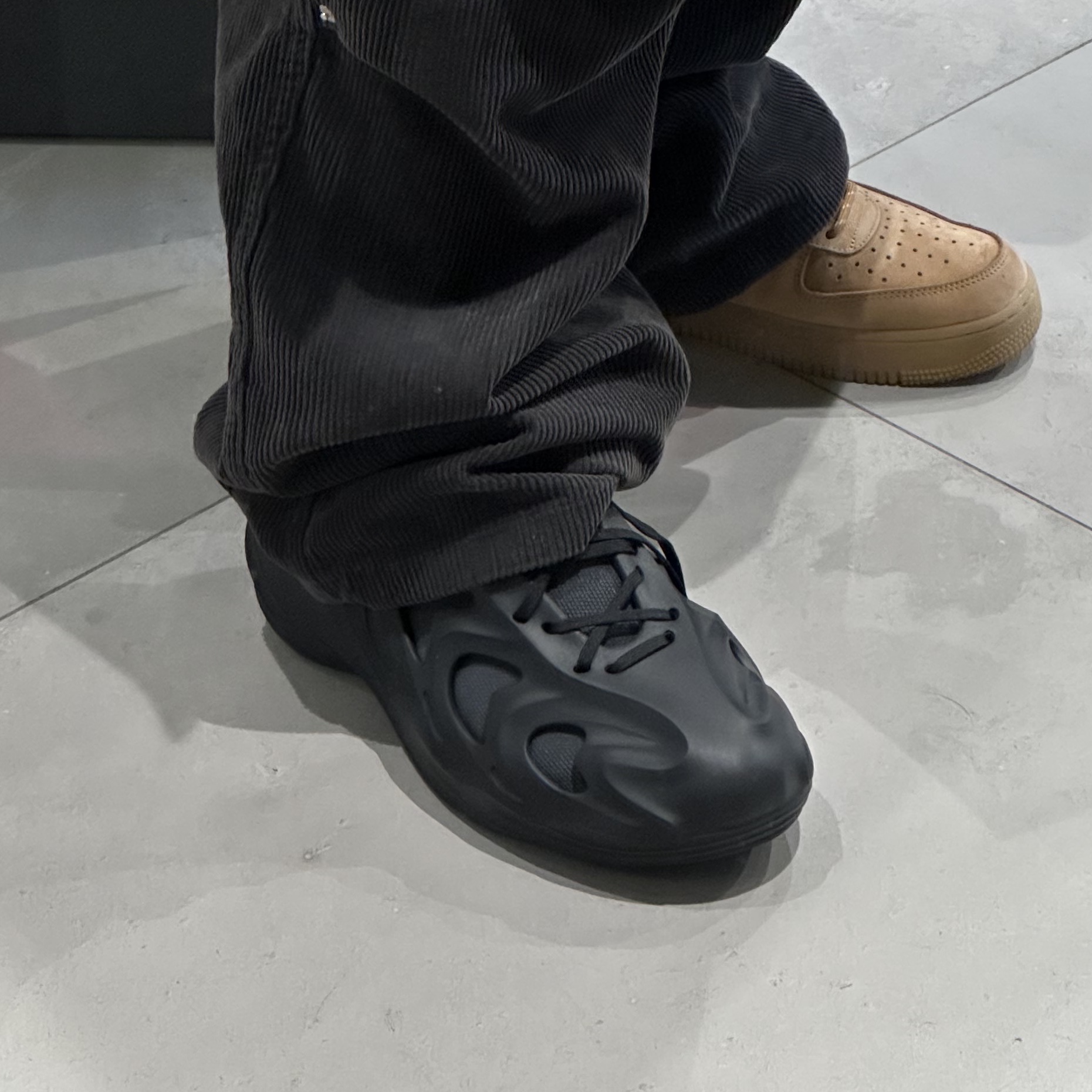 Adidas Adifom Q Core Black Carbon 착용 스타일 - 1