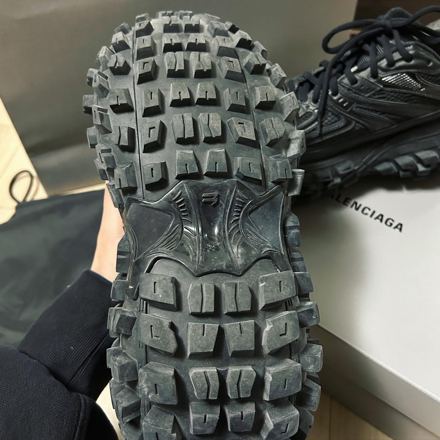 Balenciaga Defender Sneakers Black 착용 스타일 - 3