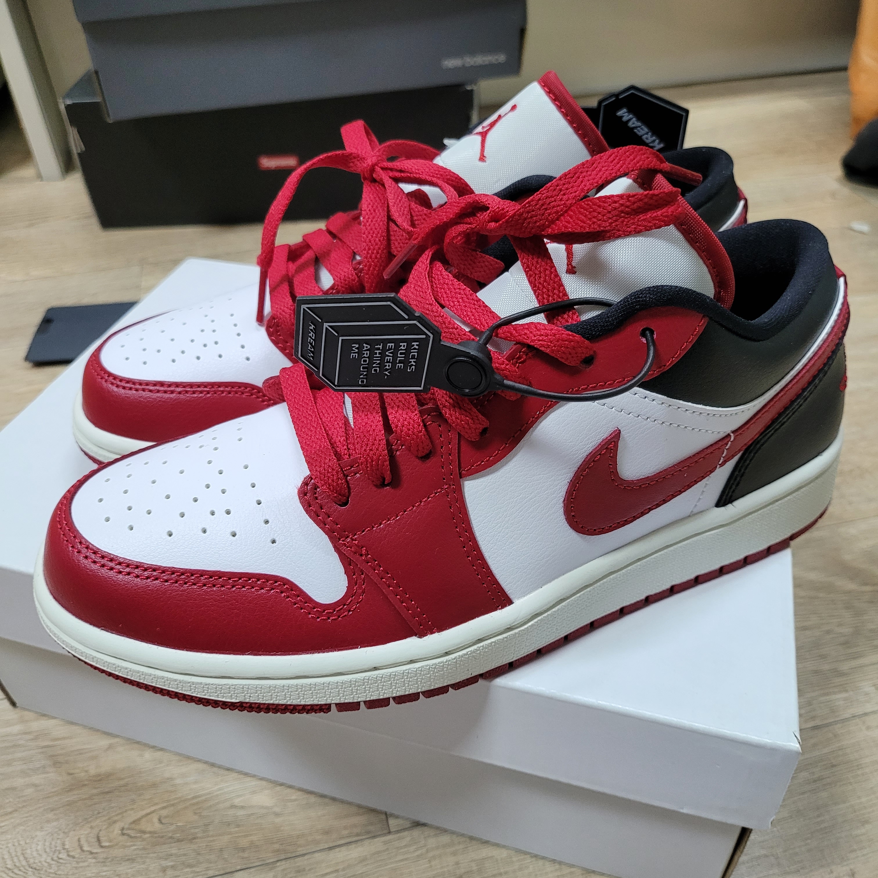 (W) Jordan 1 Low White Gym Red 착용 스타일 - 3