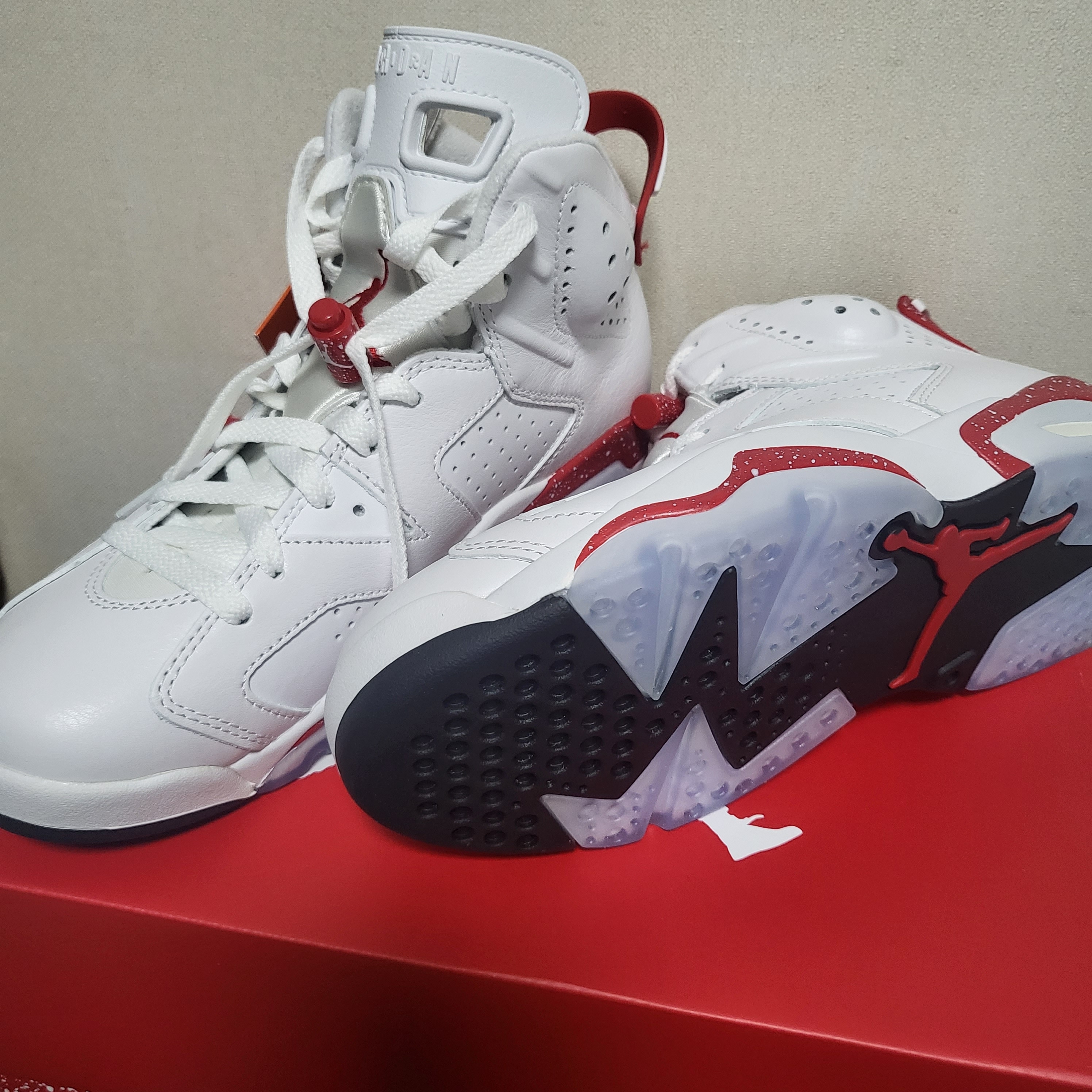 Jordan 6 Retro White and University Red 착용 스타일 - 3