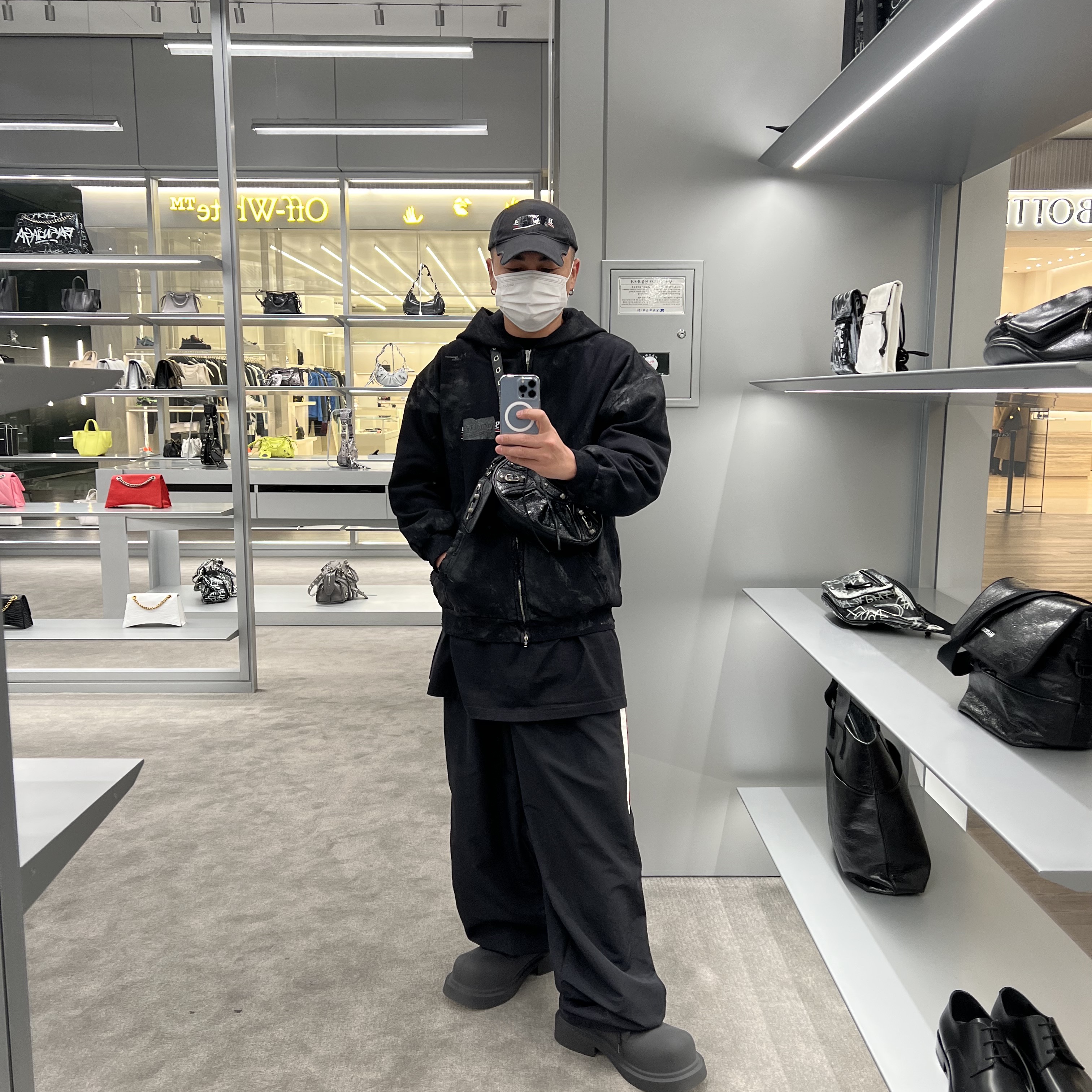 Balenciaga Gaffer Zip-Up Hoodie Small Fit Black 착용 스타일