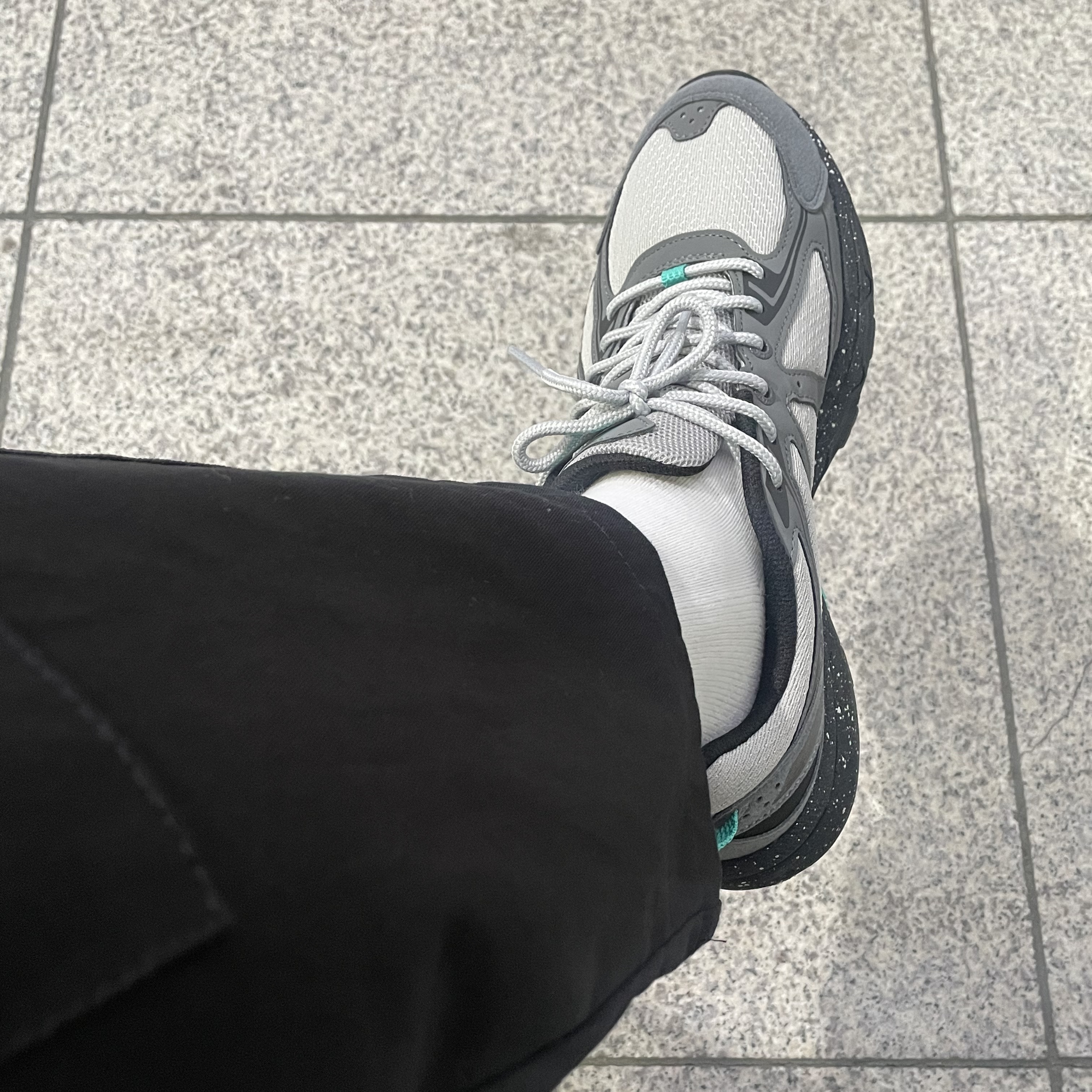 Asics Gel-Venture 6 Mid Grey Black 착용 스타일 - 1