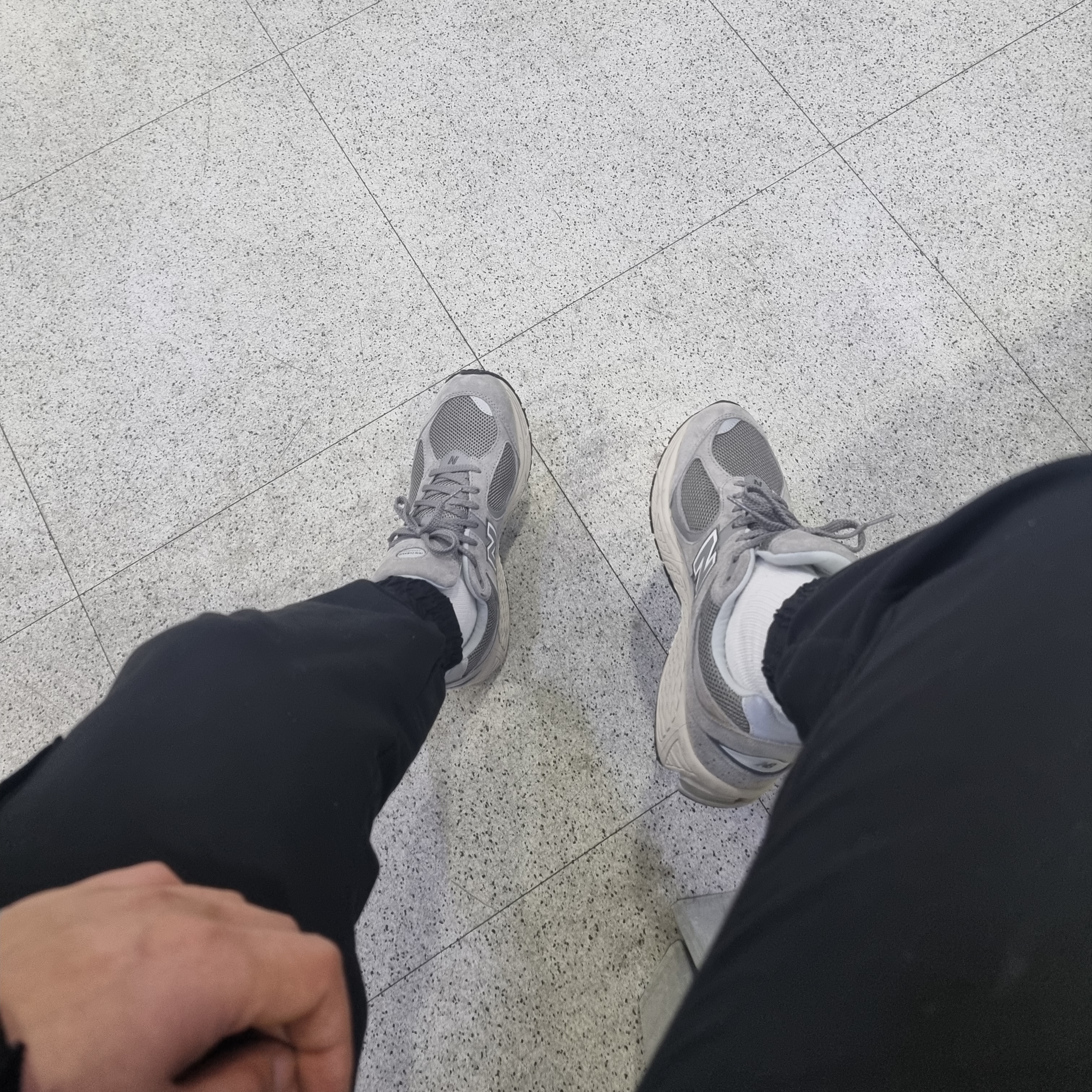 New Balance 2002R Grey 착용 스타일