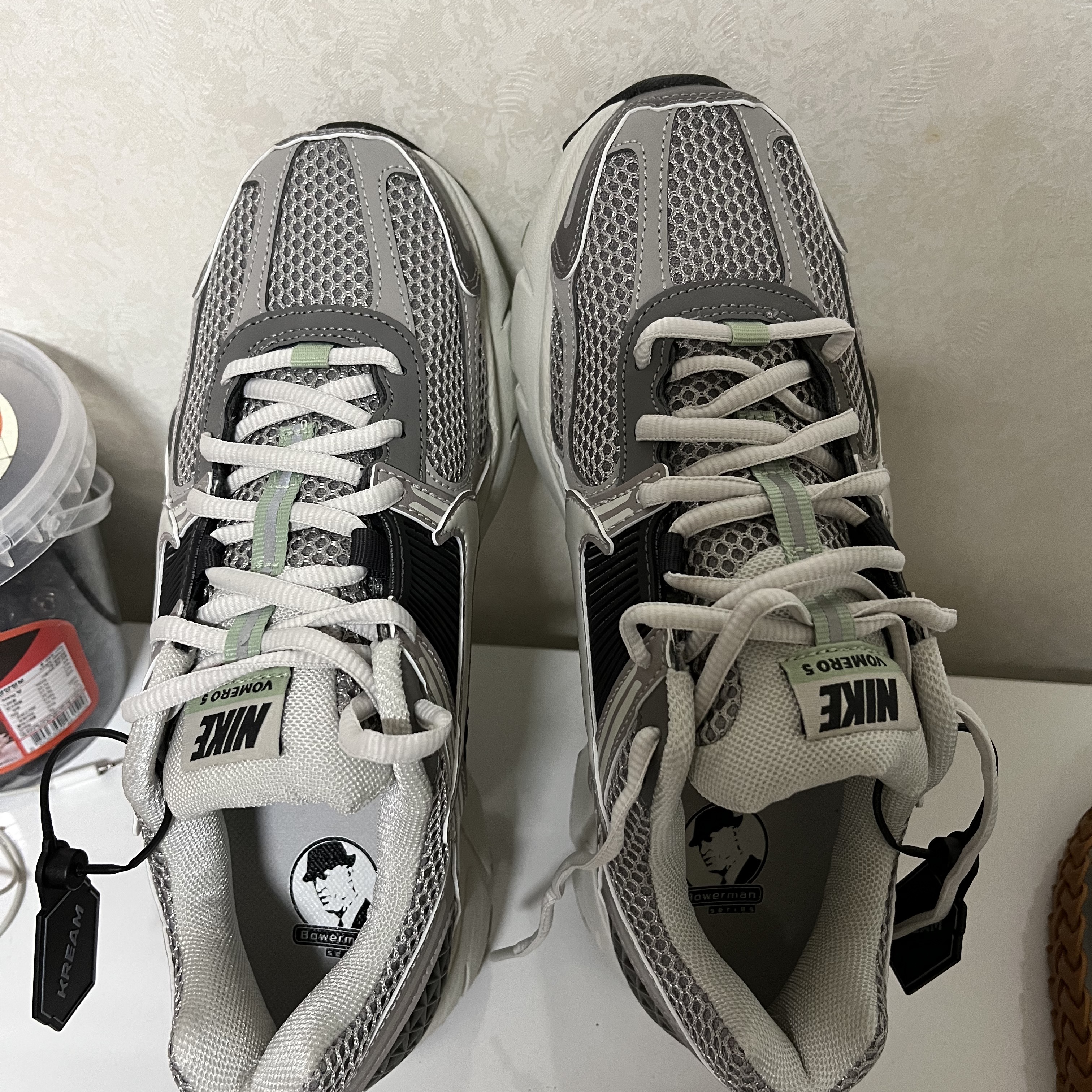 (W) Nike Zoom Vomero 5 Cobblestone and Flat Pewter 착용 스타일