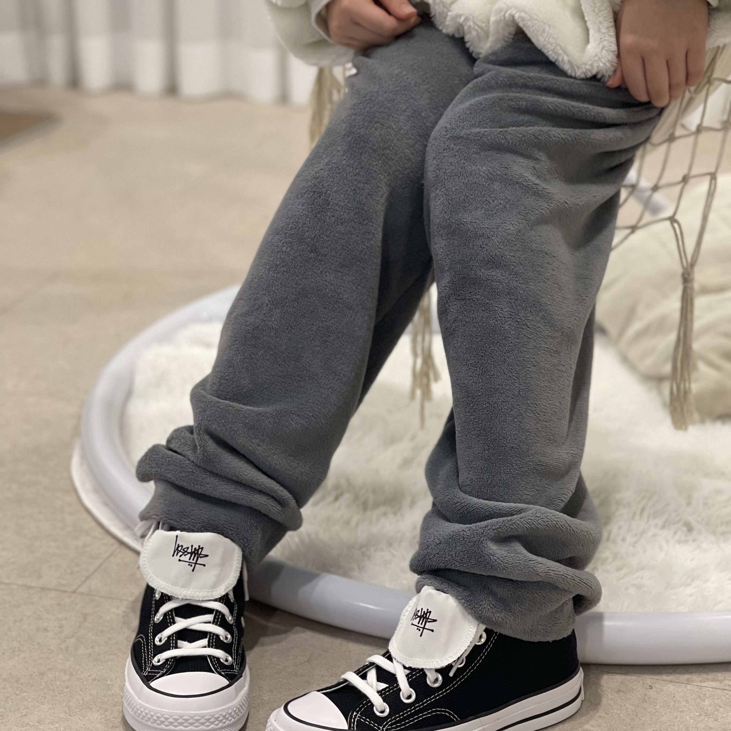 Converse x Stussy Chuck 70 High Black 착용 스타일 - 2