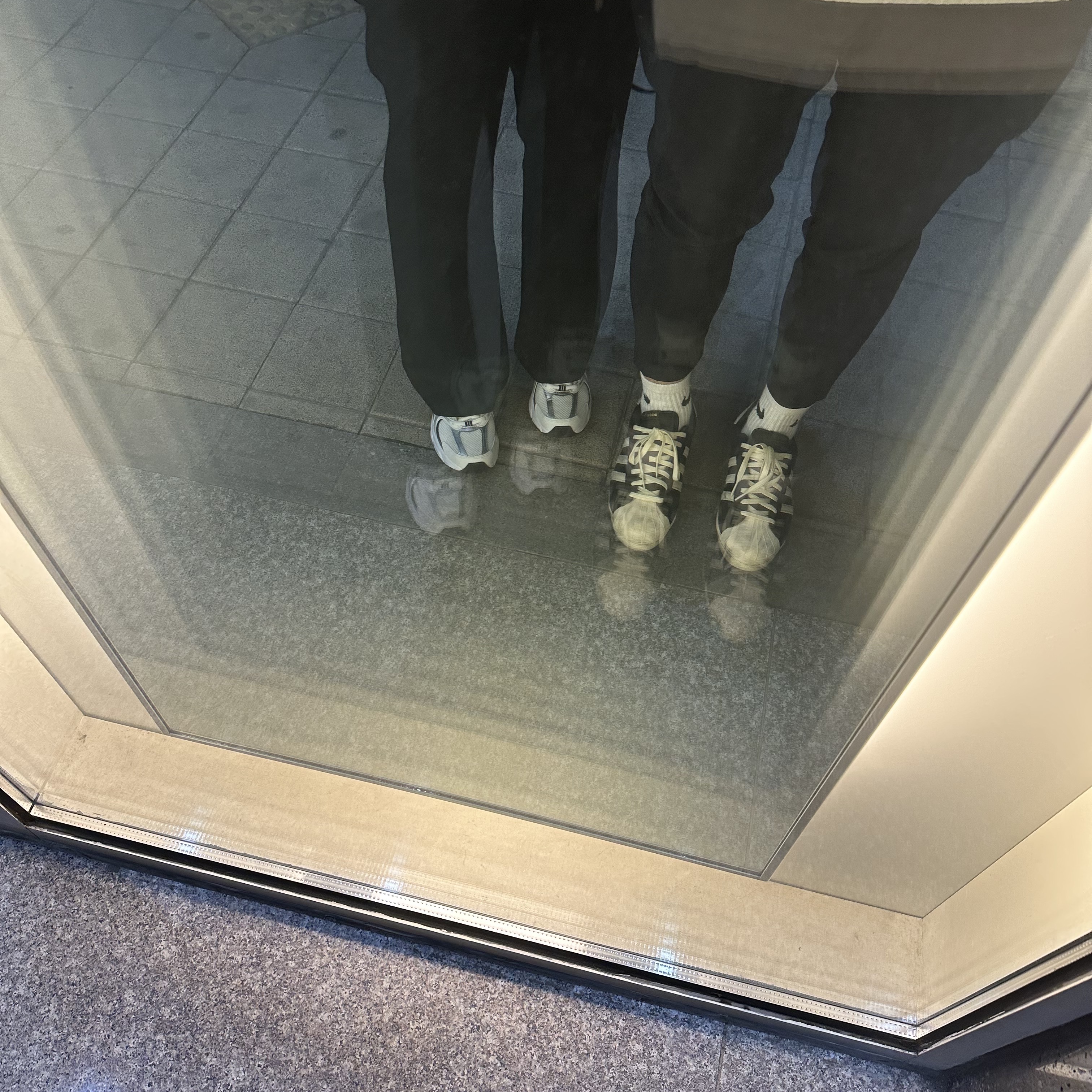 New Balance 530 White, Adidas Superstar 82 Black White 착용 스타일 - 2