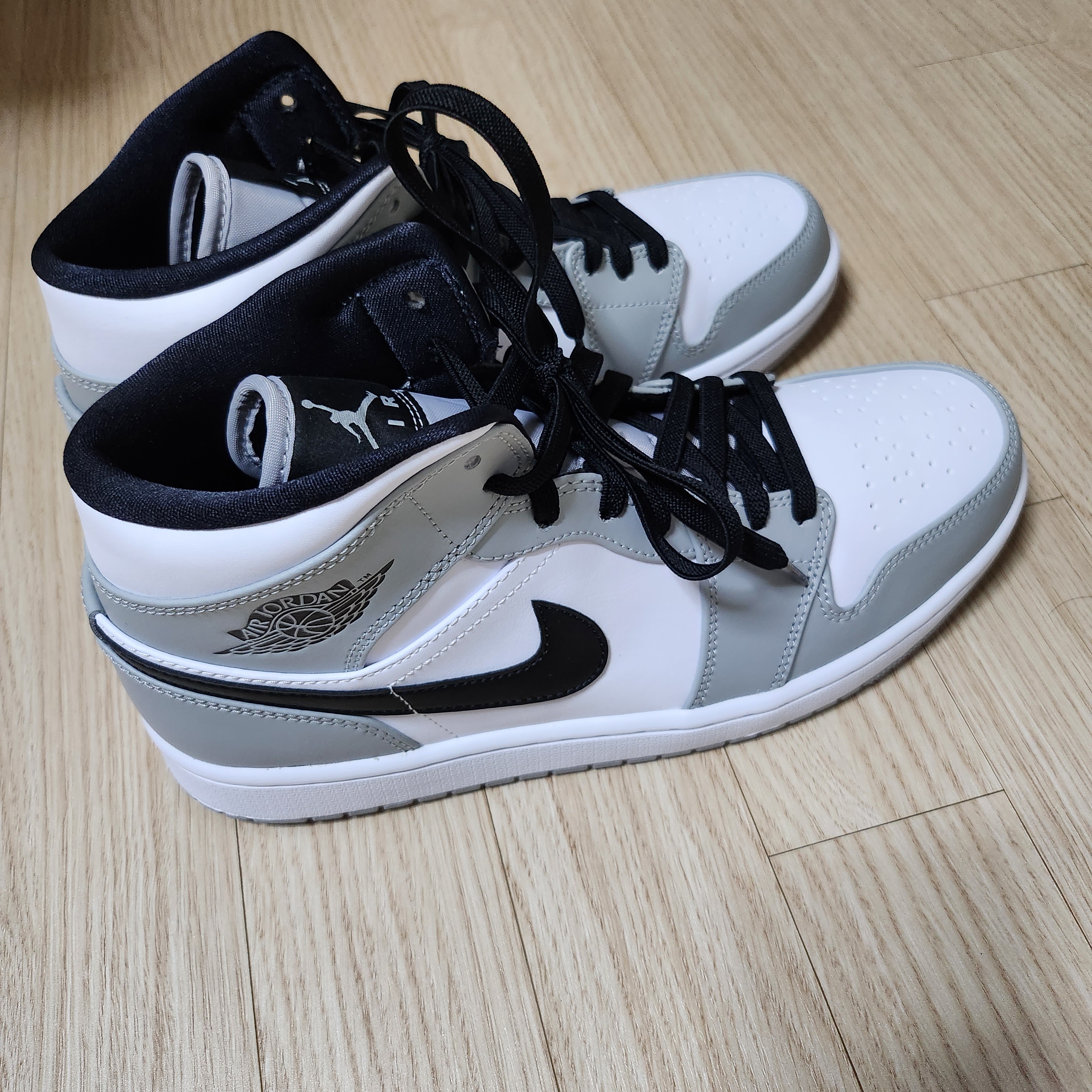 Jordan 1 Mid Light Smoke Grey 착용 스타일
