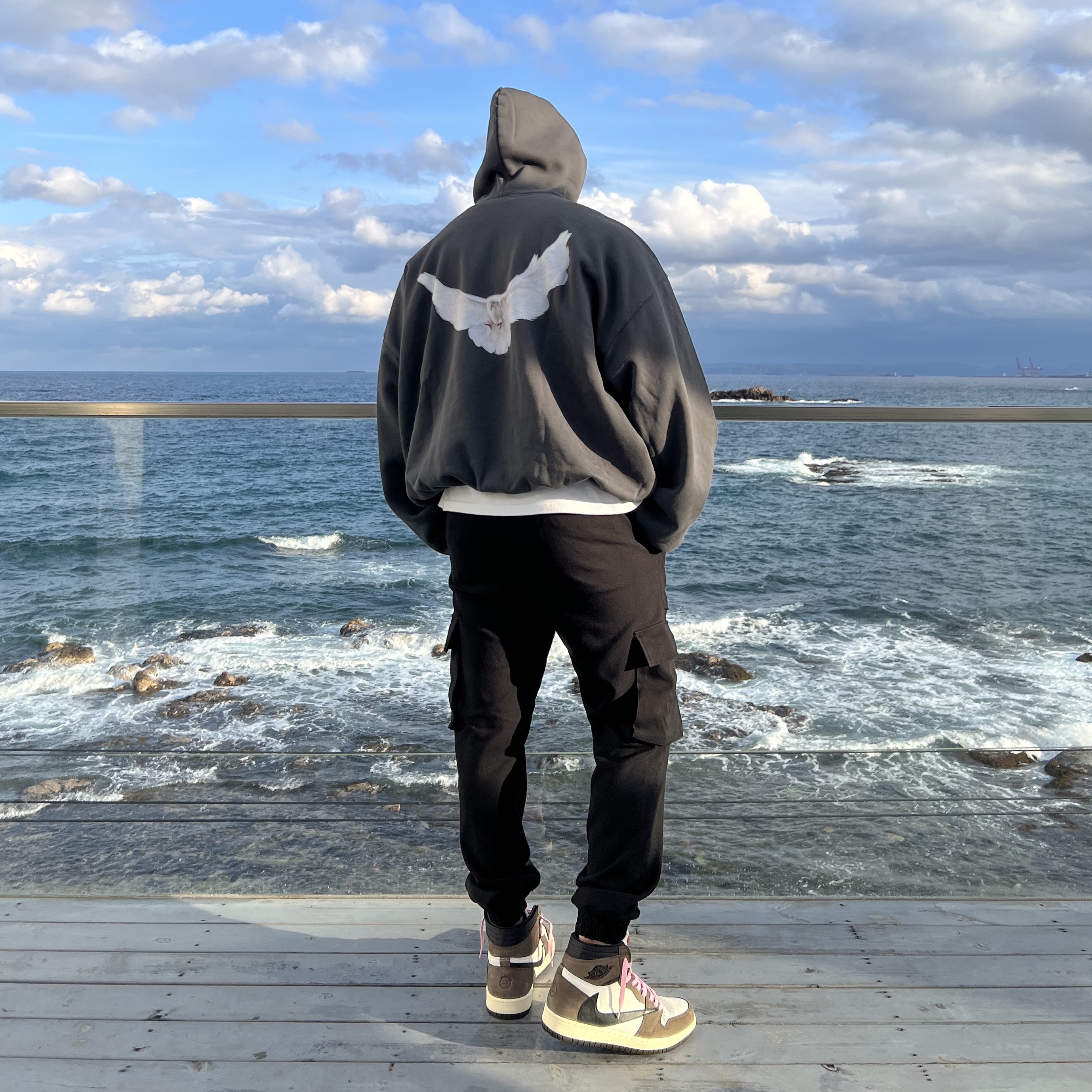 Yeezy Gap Engineered By Balenciaga Dove Hoodie Black, Jordan 1 x Travis Scott Retro High OG SP Mocha 착용 스타일