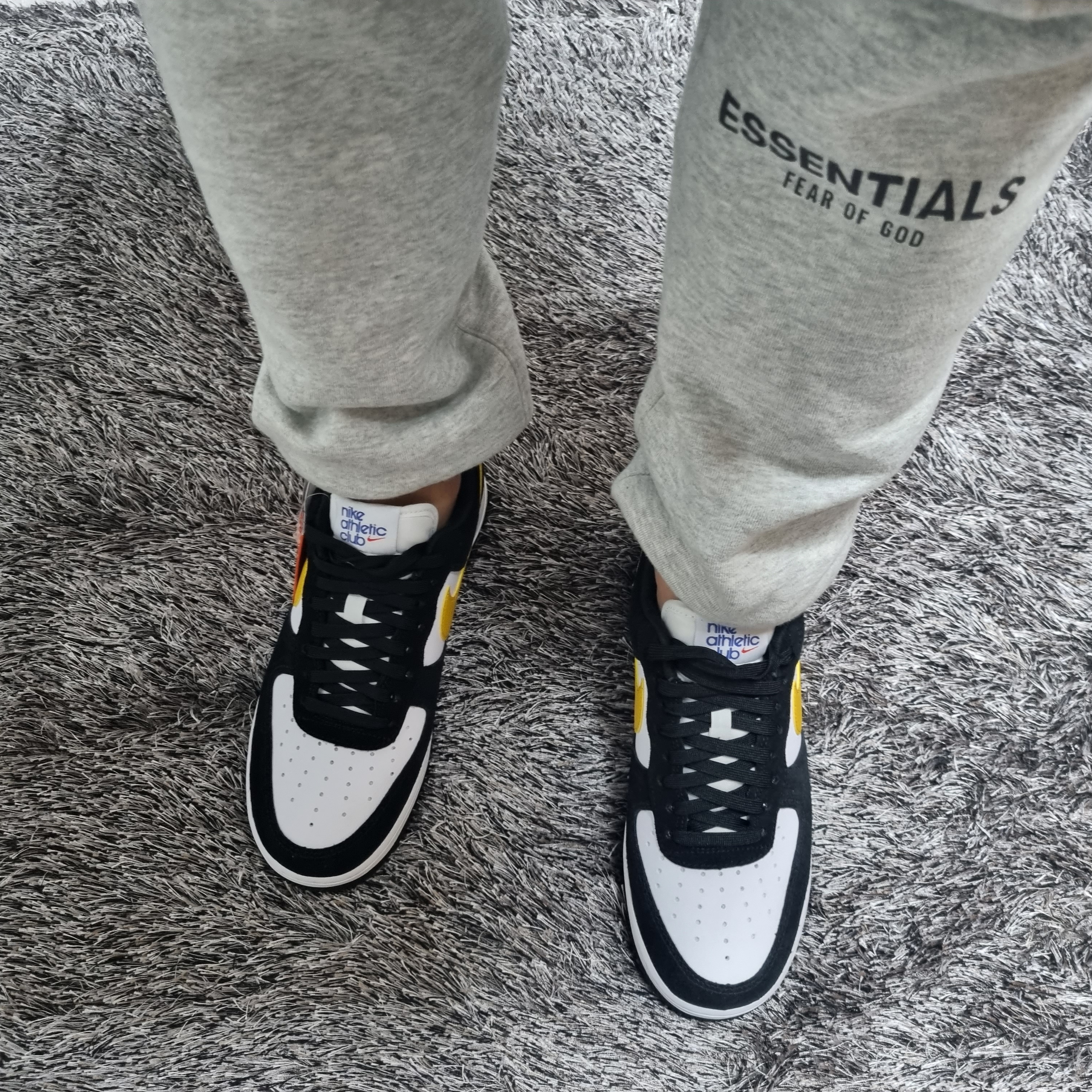 Nike Air Force 1 '07 LV8 Athletic Club Black Dark Sulfur 착용 스타일