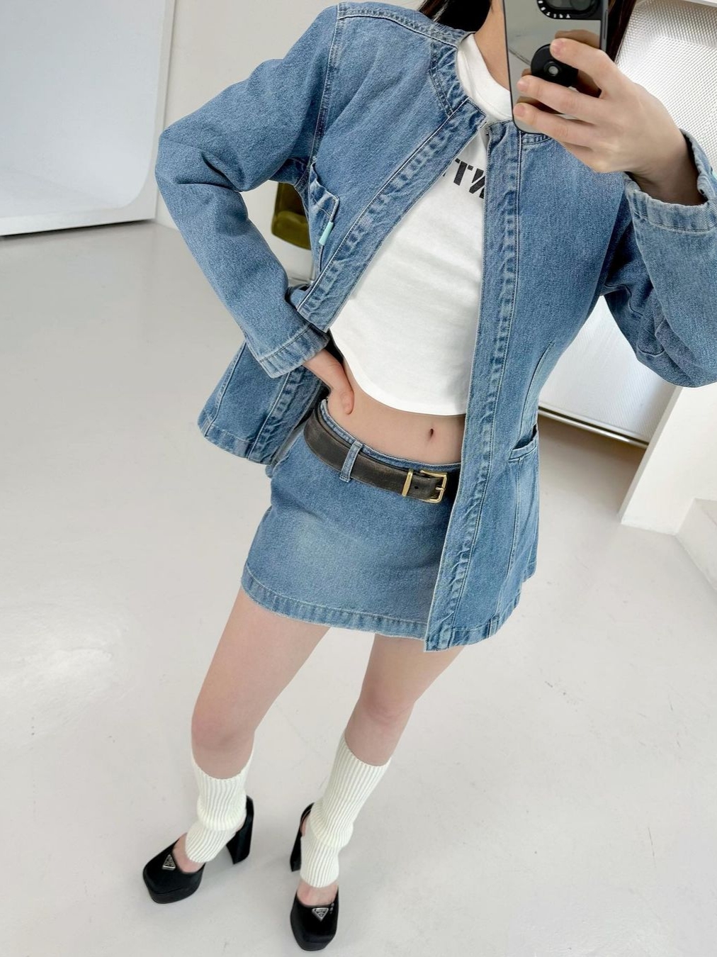 Instantfunk Women Pearl Logo T-Shirt White, Instantfunk Women Low-Rise Denim Mini Skirt Blue 착용 스타일