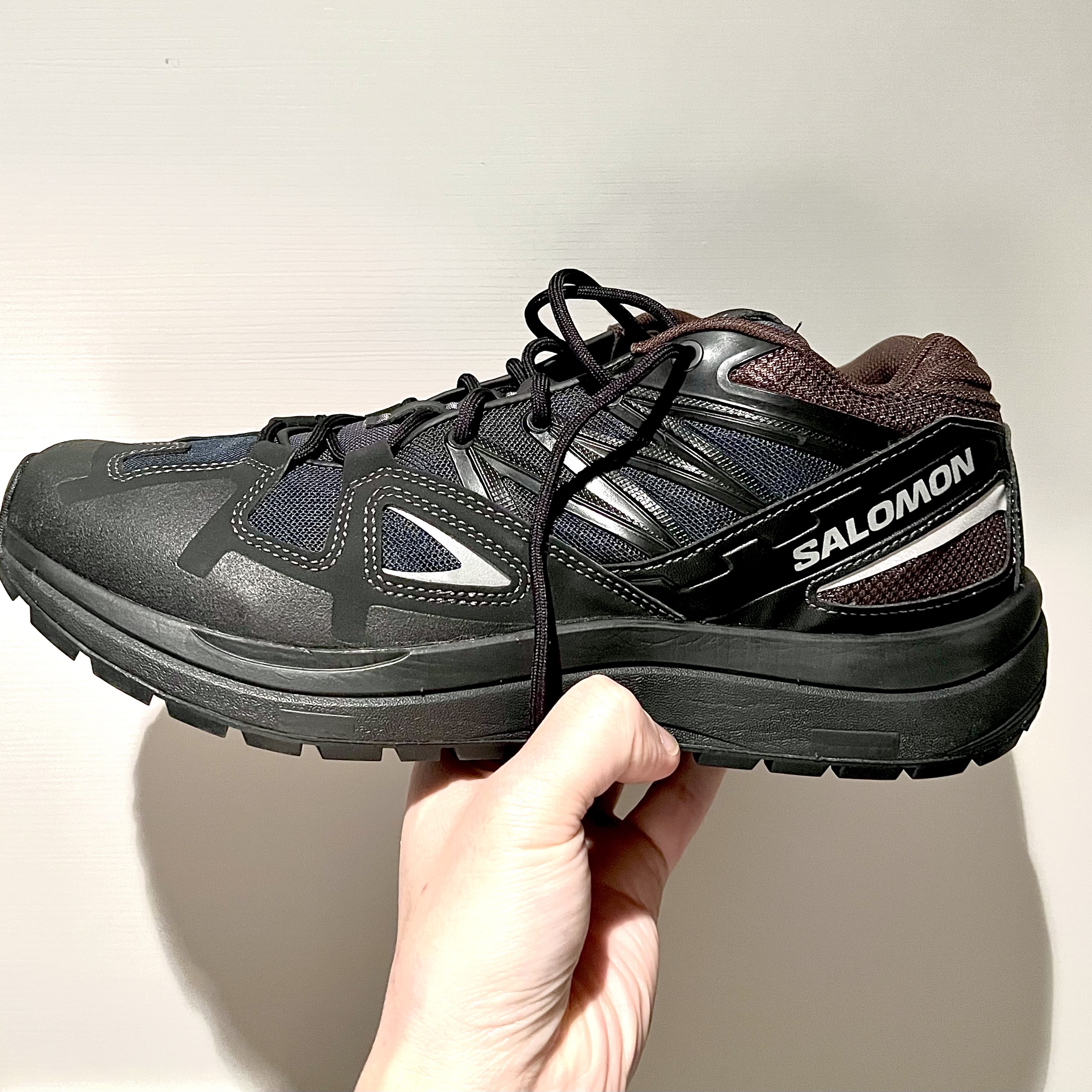 Salomon x And Wander Odyssey 1 Black Scarab 착용 스타일 - 1