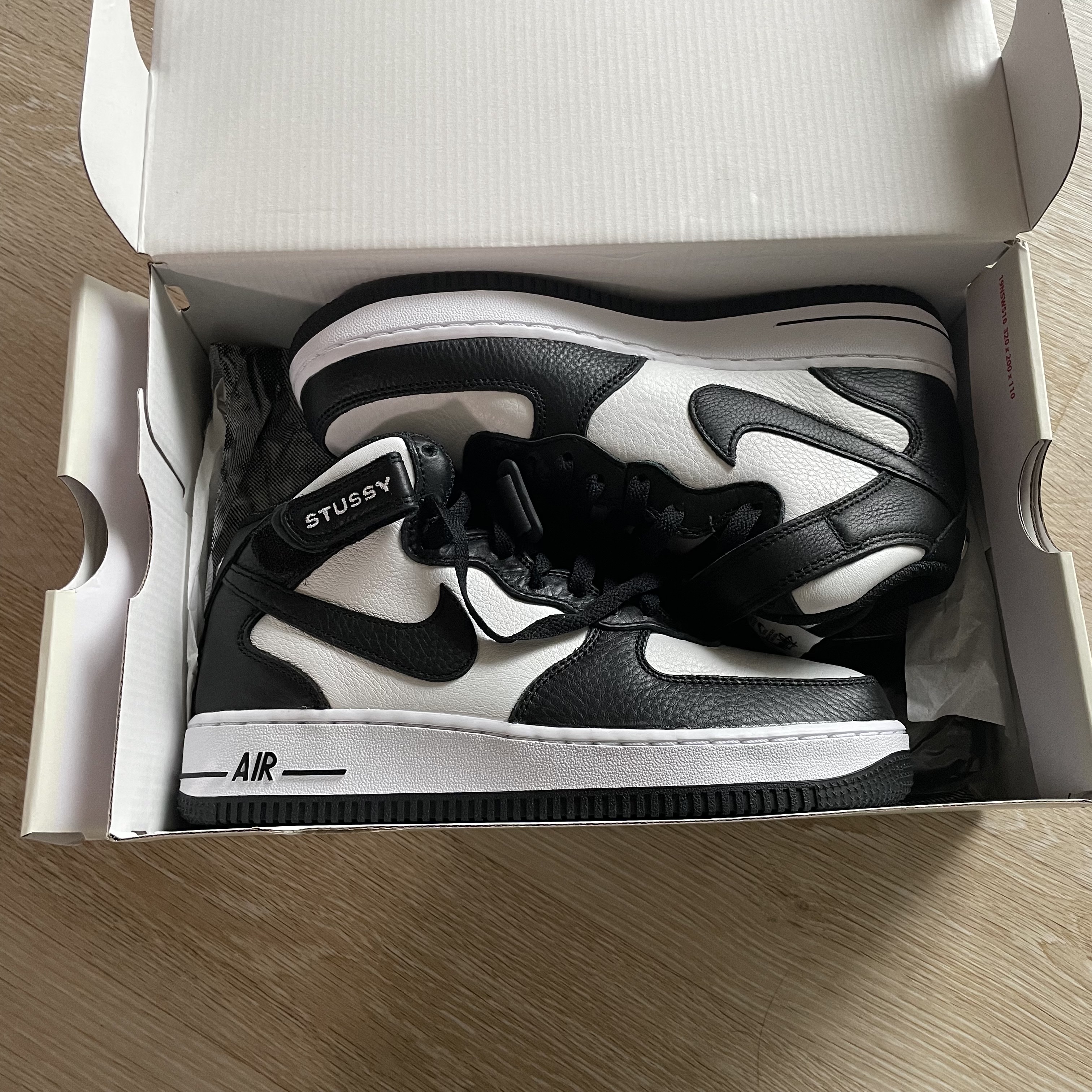 Nike x Stussy Air Force 1 '07 Mid SP Black and Light Bone 착용 스타일