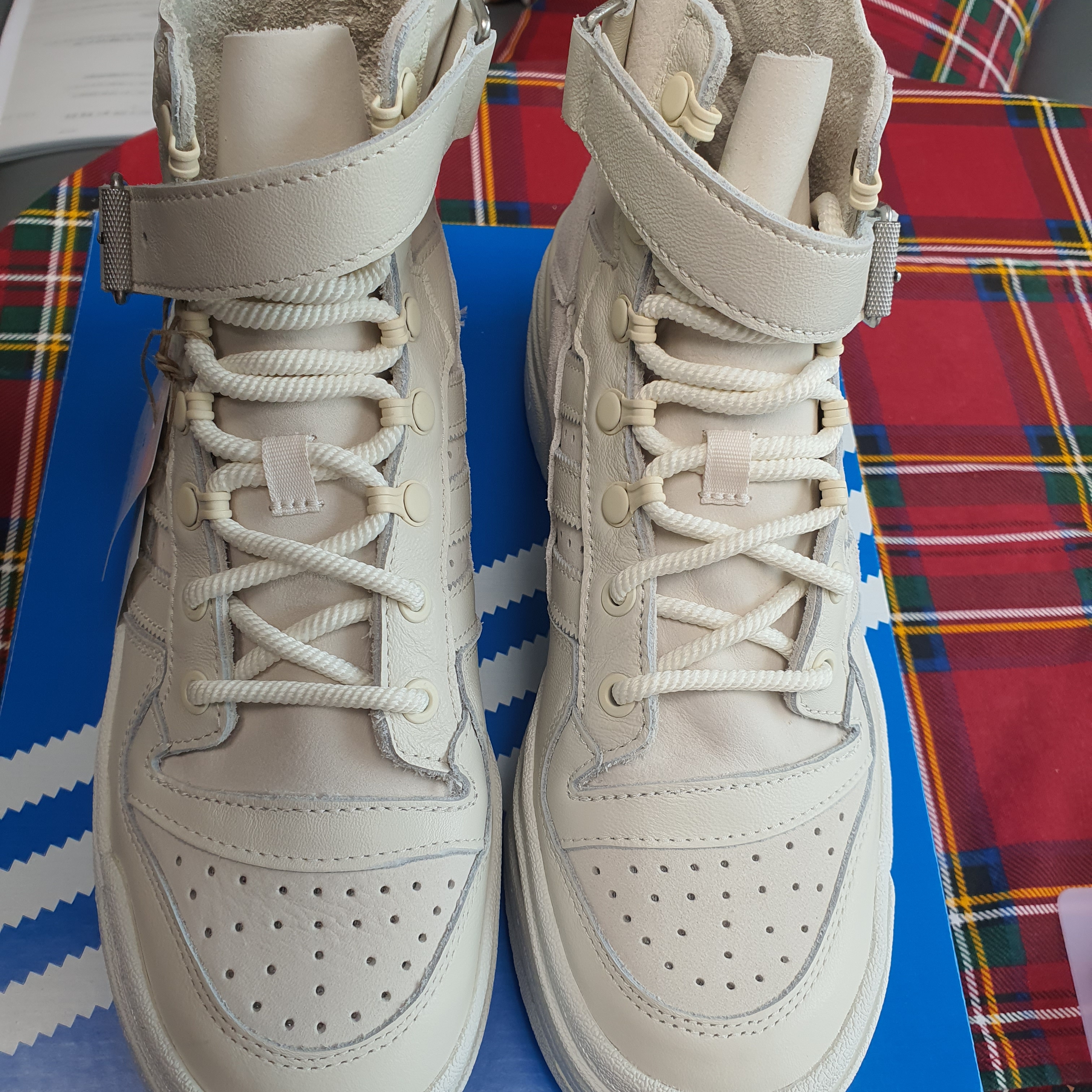 (W) Adidas Triple Platforum Hi Off White 착용 스타일 - 2