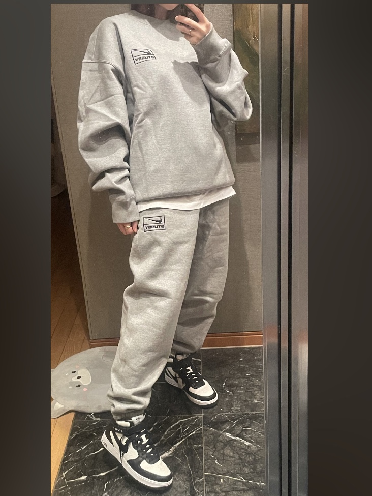 Nike x Stussy NRG Fleece Crewneck Dark Grey Heather (DO9337-063), Nike x Stussy NRG Fleece Pants Dark Grey Heather (DO9340-063) 착용 스타일 - 2