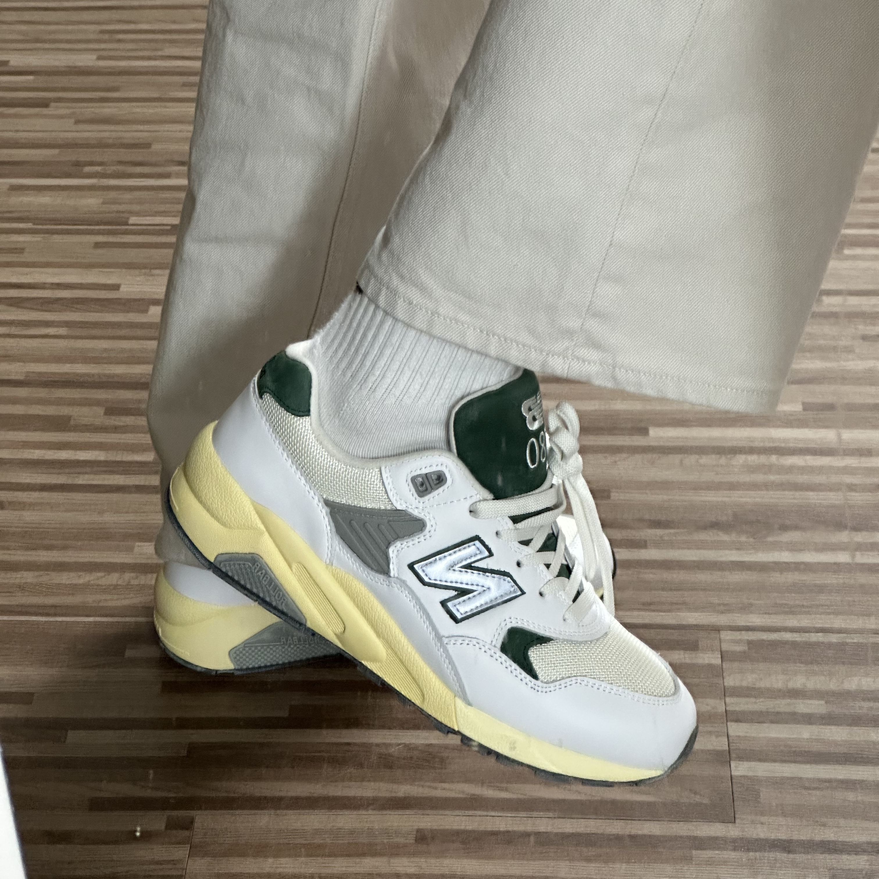 New Balance 580 White Nightwatch Green 착용 스타일 - 1