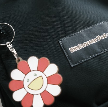 Kaikai Kiki Flower Rubber Keyring Clear Red White 착용 스타일