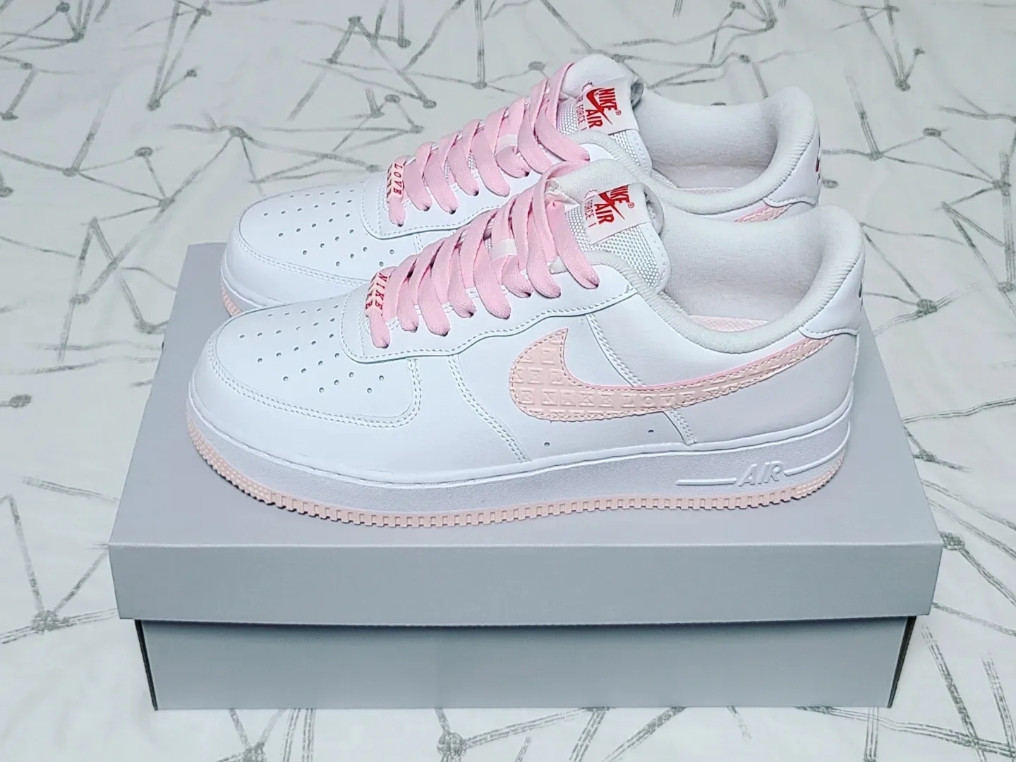Nike Air Force 1 '07 Valentine's Day 2022 착용 스타일 - 2