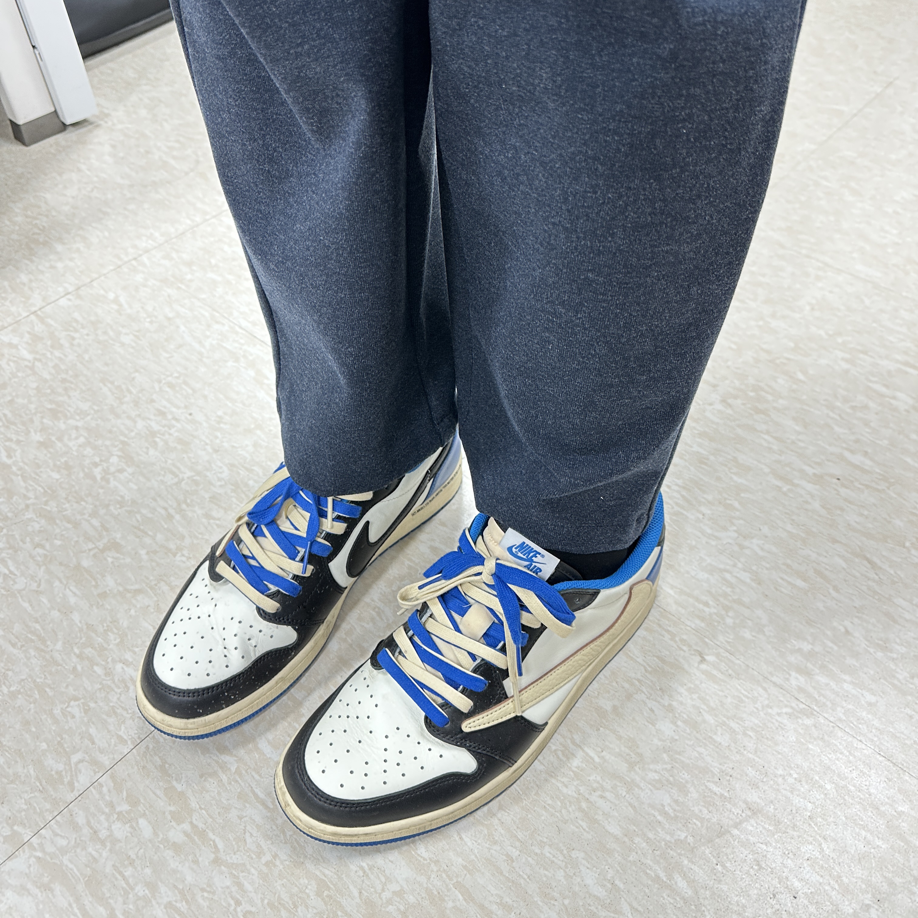 Jordan 1 x Travis Scott x Fragment Retro Low OG SP Military Blue 착용 스타일 - 3