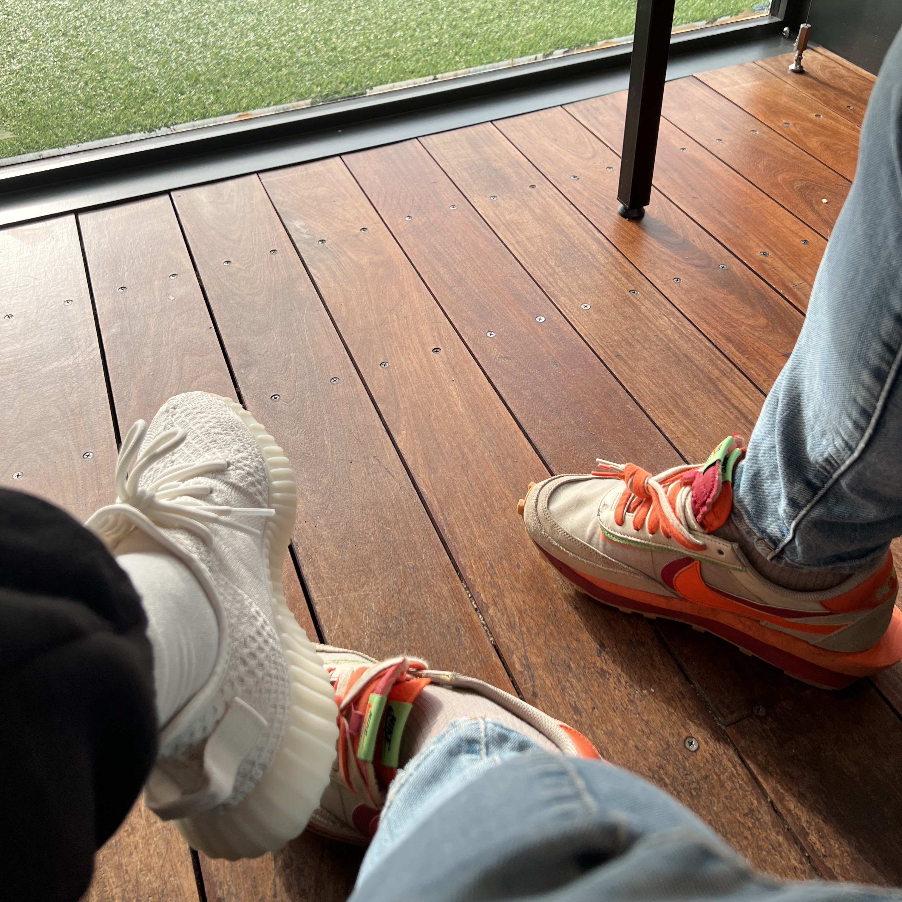 Adidas Yeezy Boost 350 V2 Bone, Nike x Sacai x Clot LDWaffle Orange Blaze 착용 스타일 - 2