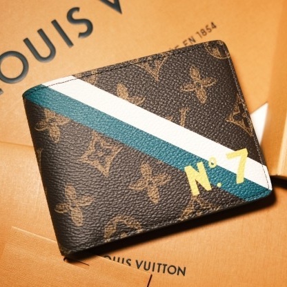 Louis Vuitton PF. Multiple Wallet Monogram 착용 스타일