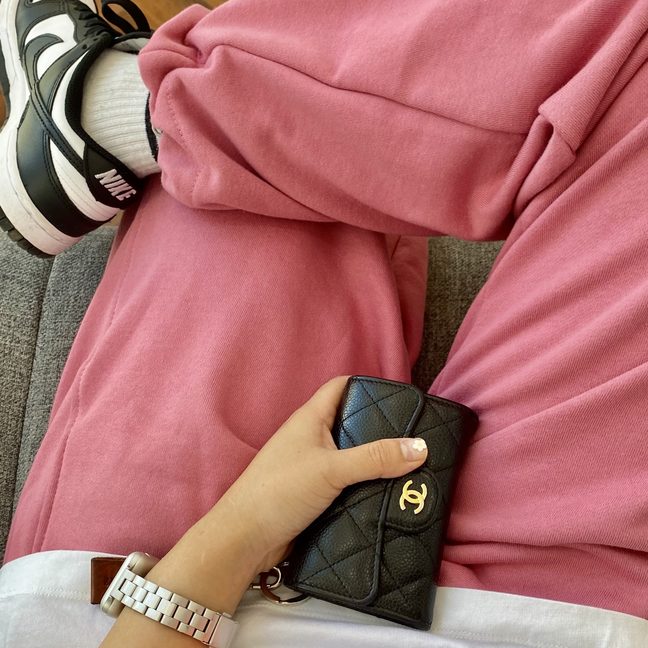 (W) Nike Dunk Low Black, Chanel Classic Card Holder Grained Calfskin & Gold Black 착용 스타일