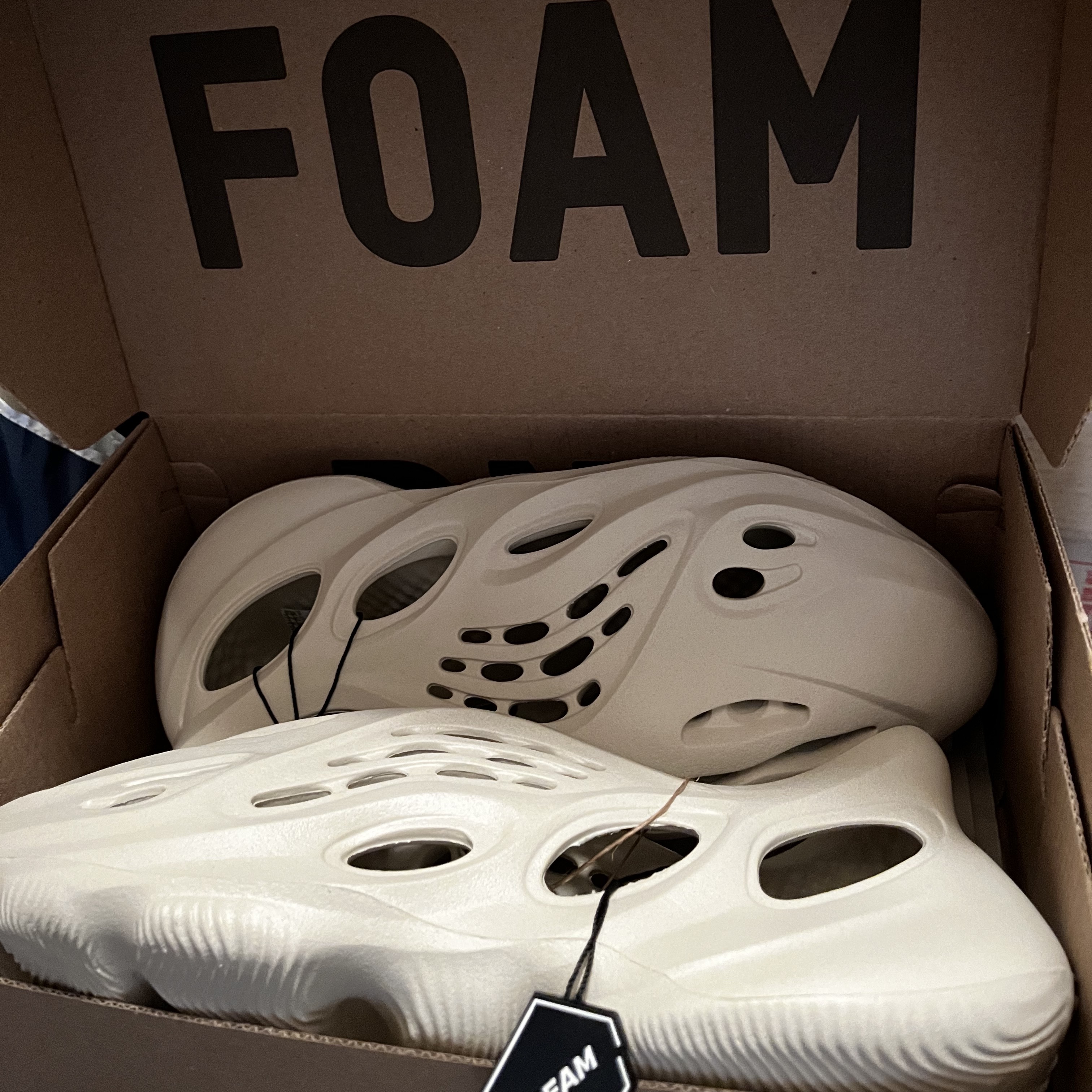 Adidas Yeezy Foam RNNR Sand 착용 스타일