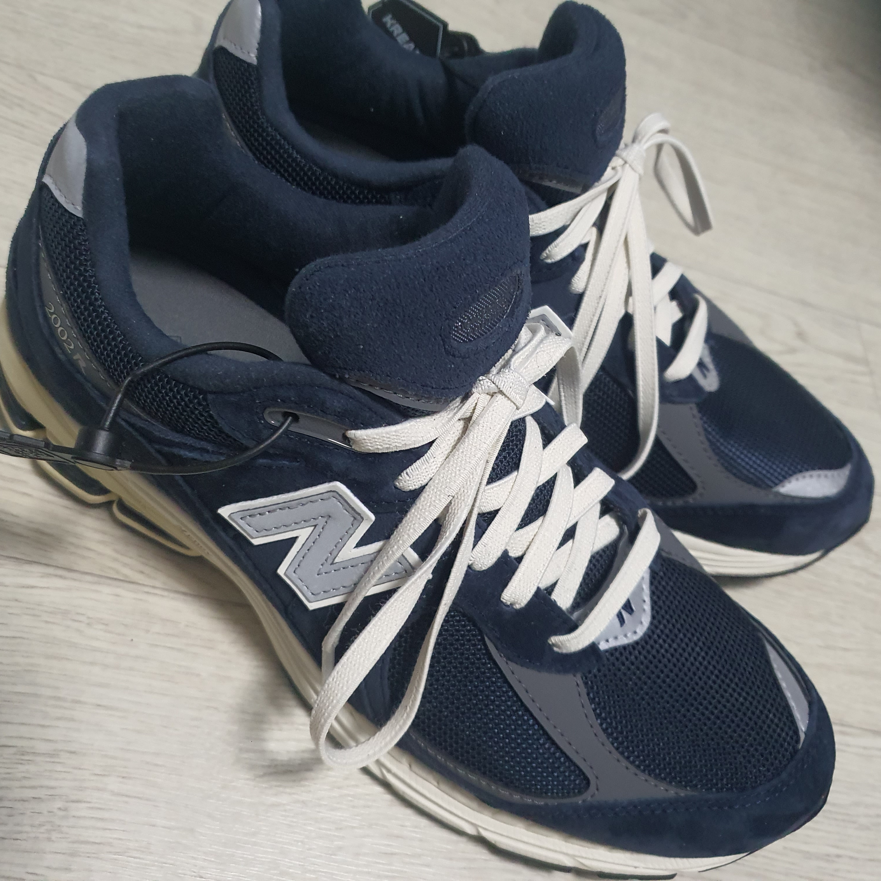 New Balance 2002R Eclipse Castlerock 착용 스타일