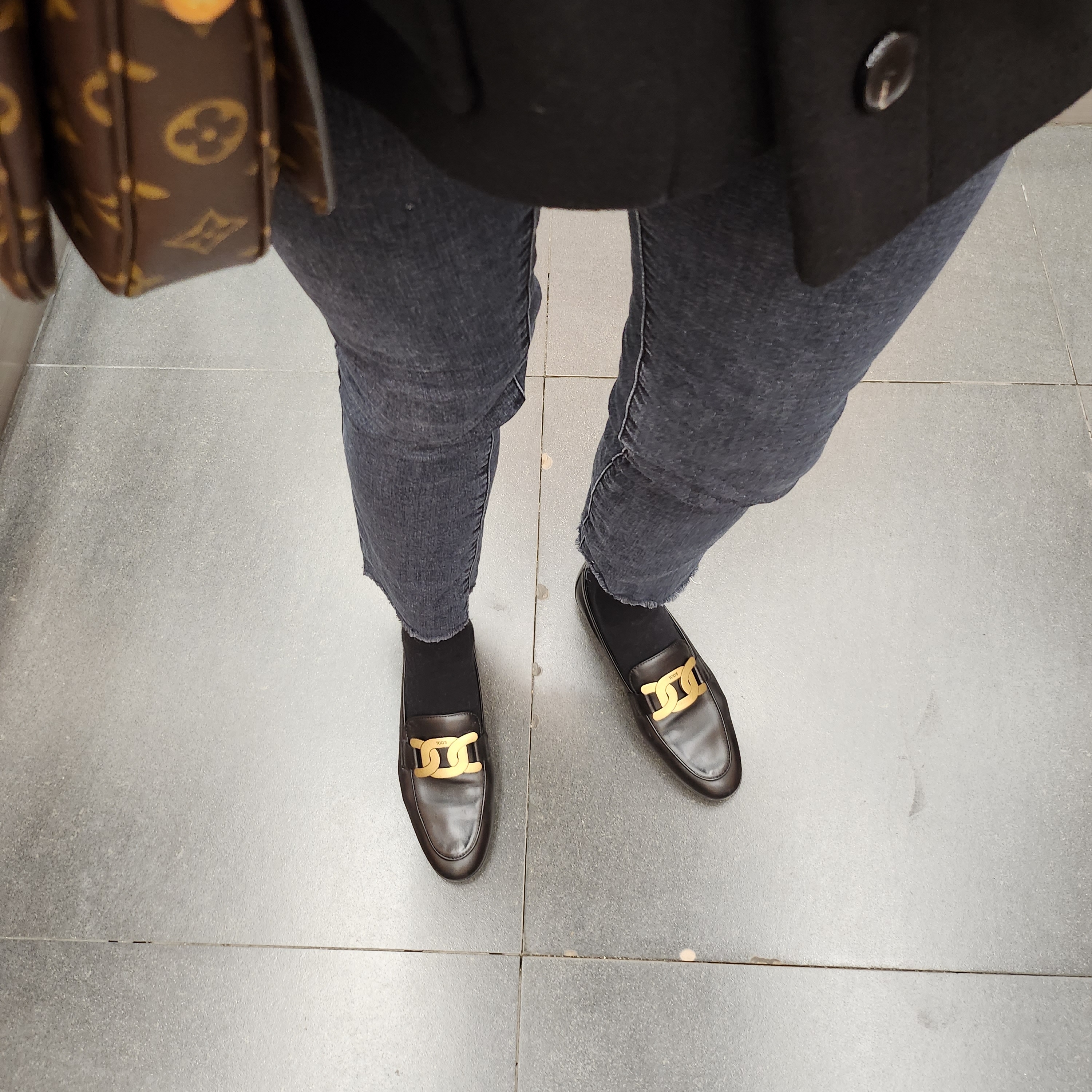 (W) Tod's Kate Metal Logo Leather Loafers Black 착용 스타일