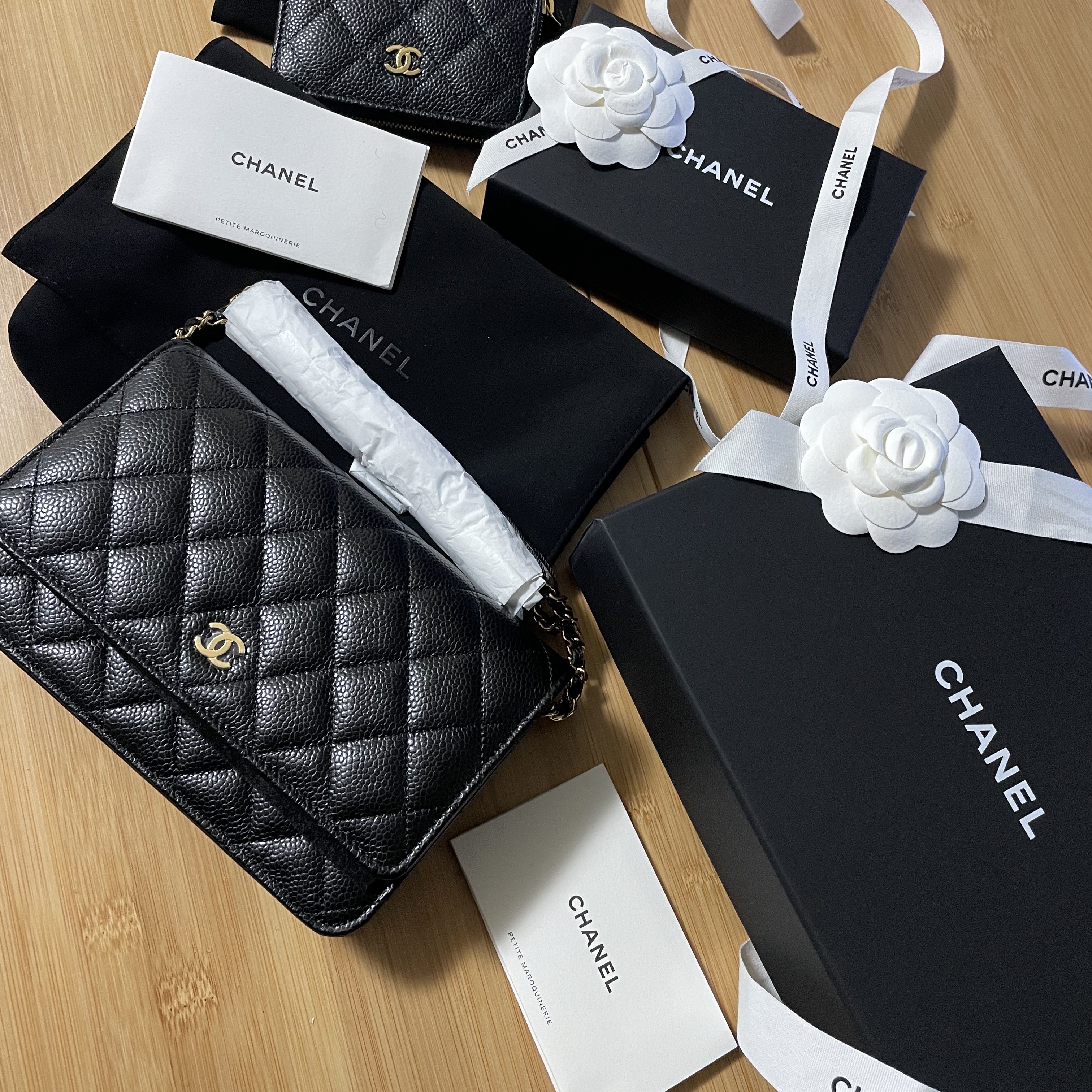 Chanel Classic Wallet On Chain Grained Calfskin & Gold Black, Chanel Classic Zipped Coin Purse Grained Calfskin & Gold Black 착용 스타일 - 1