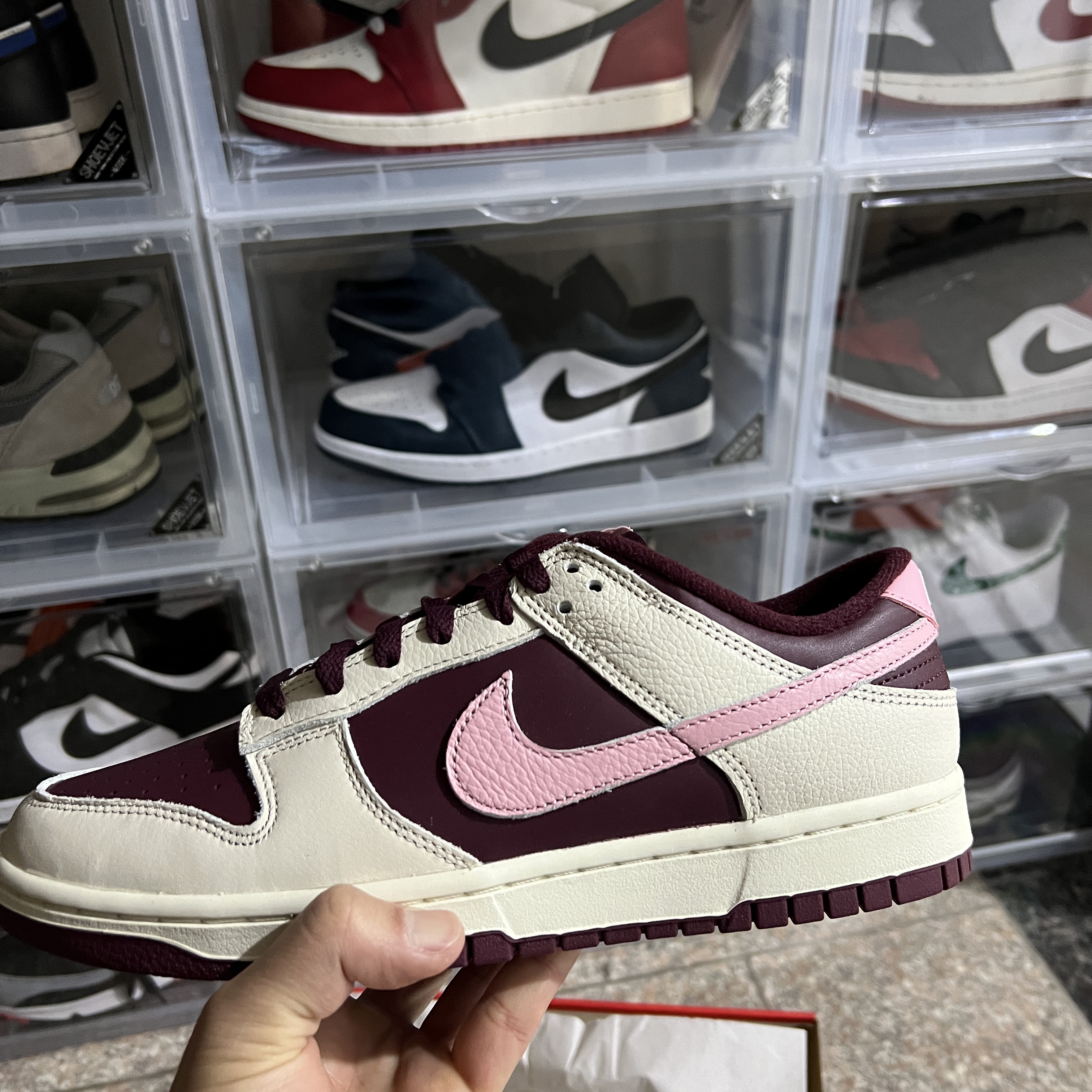 NIke Dunk Low Retro Night Maroon and Medium Soft Pink 착용 스타일 - 1