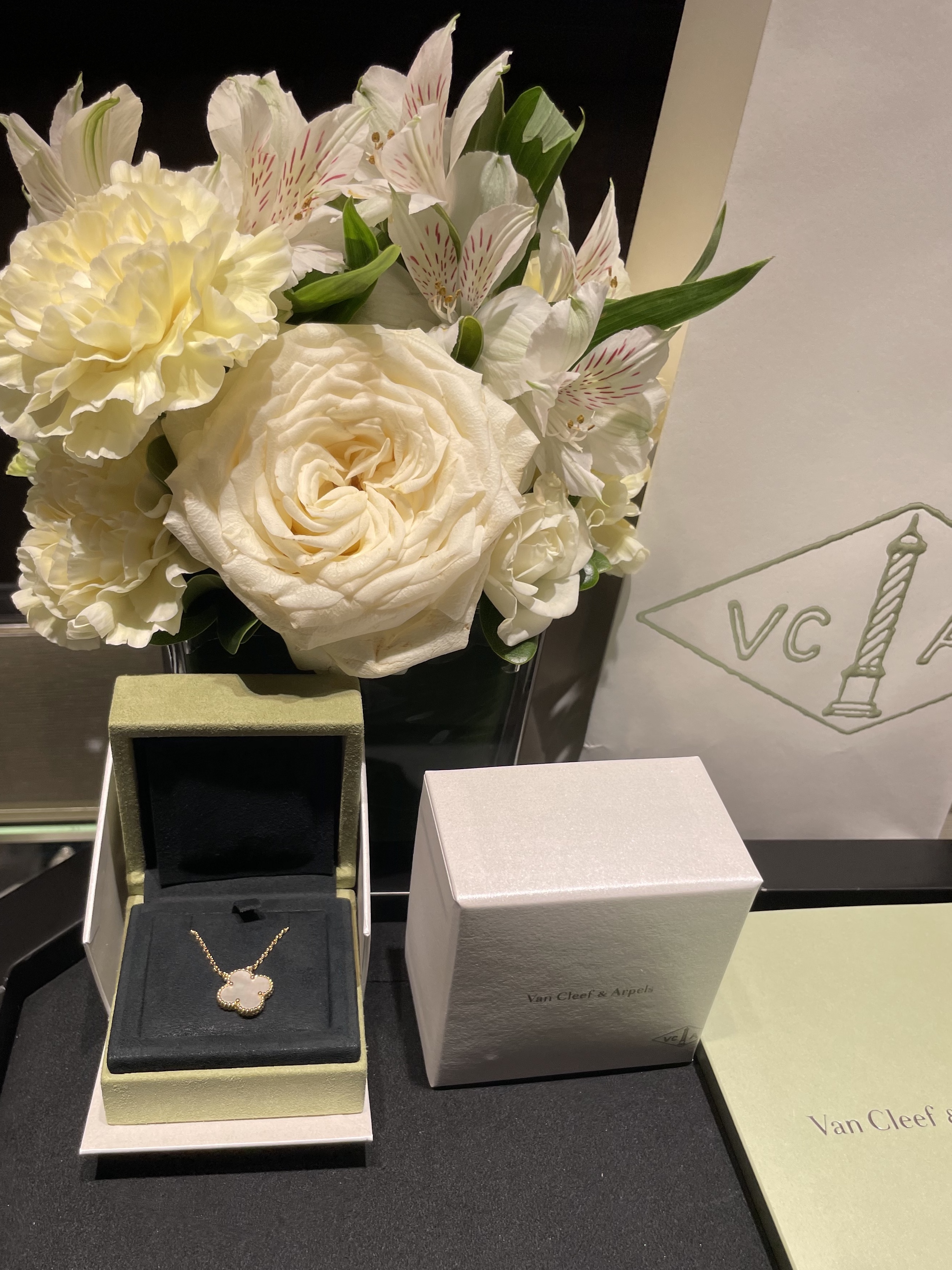 (W) Van Cleef & Arpels Vintage Alhambra Pendant Yellow Gold Mother of Pearl 착용 스타일 - 2
