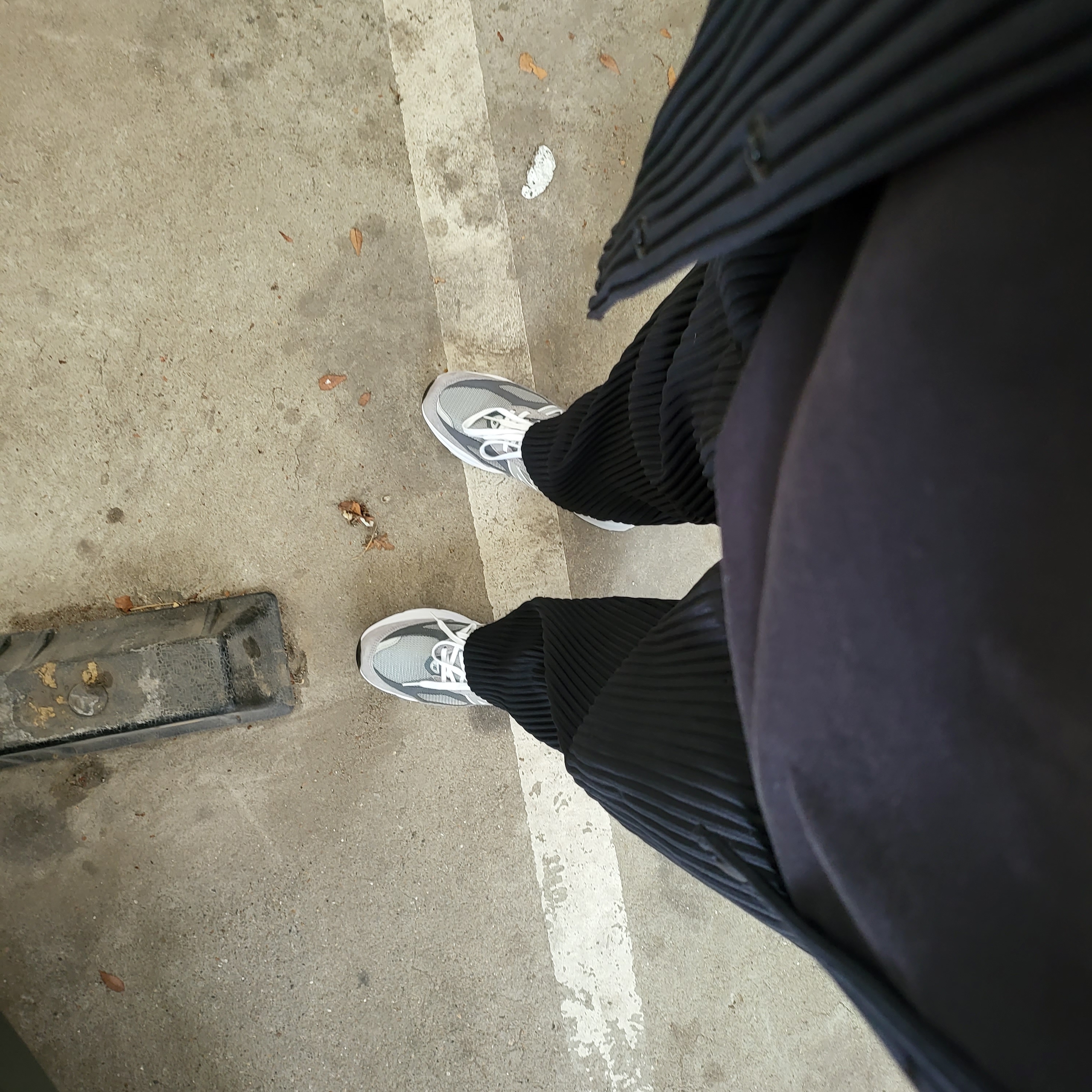 New Balance 990v6 Made in USA Grey - D Standard, Homme Plisse Issey Miyake Straight Basics Pants Black 착용 스타일