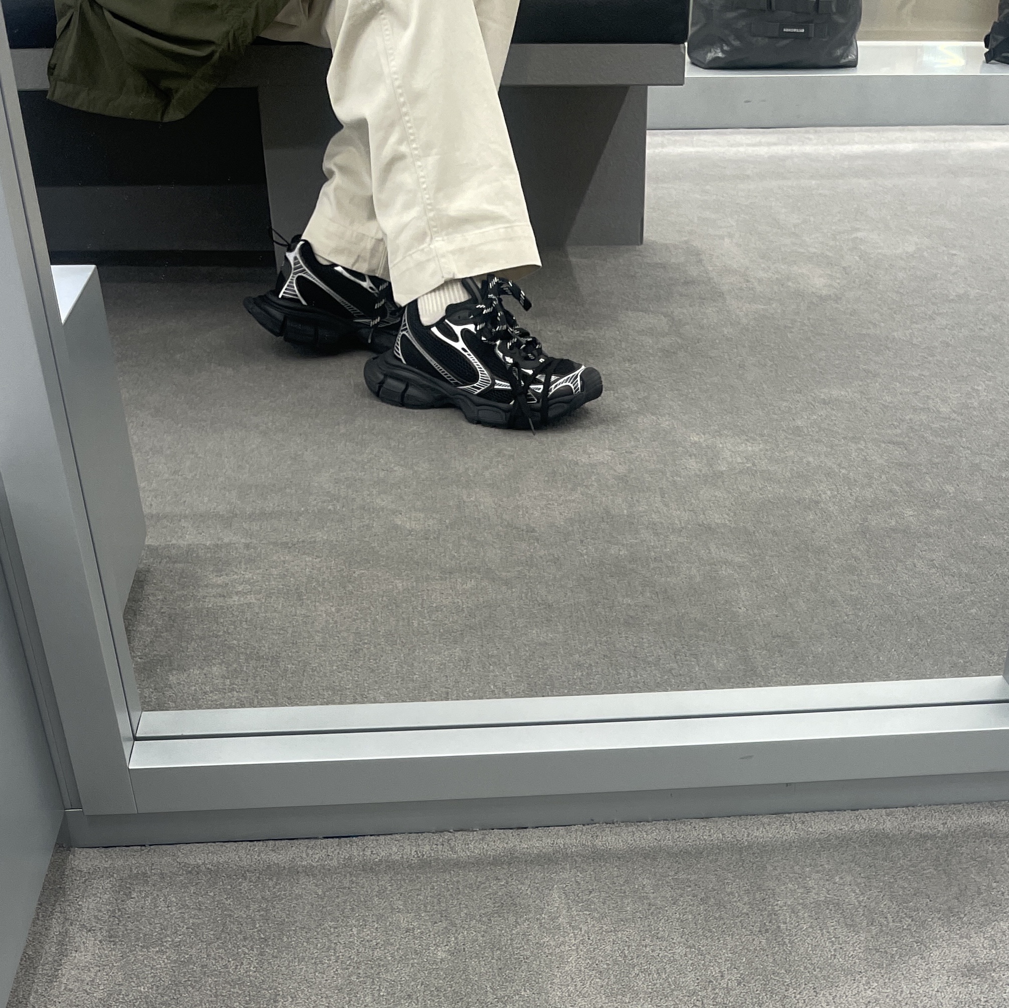 Balenciaga 3XL Sneakers Black White 착용 스타일
