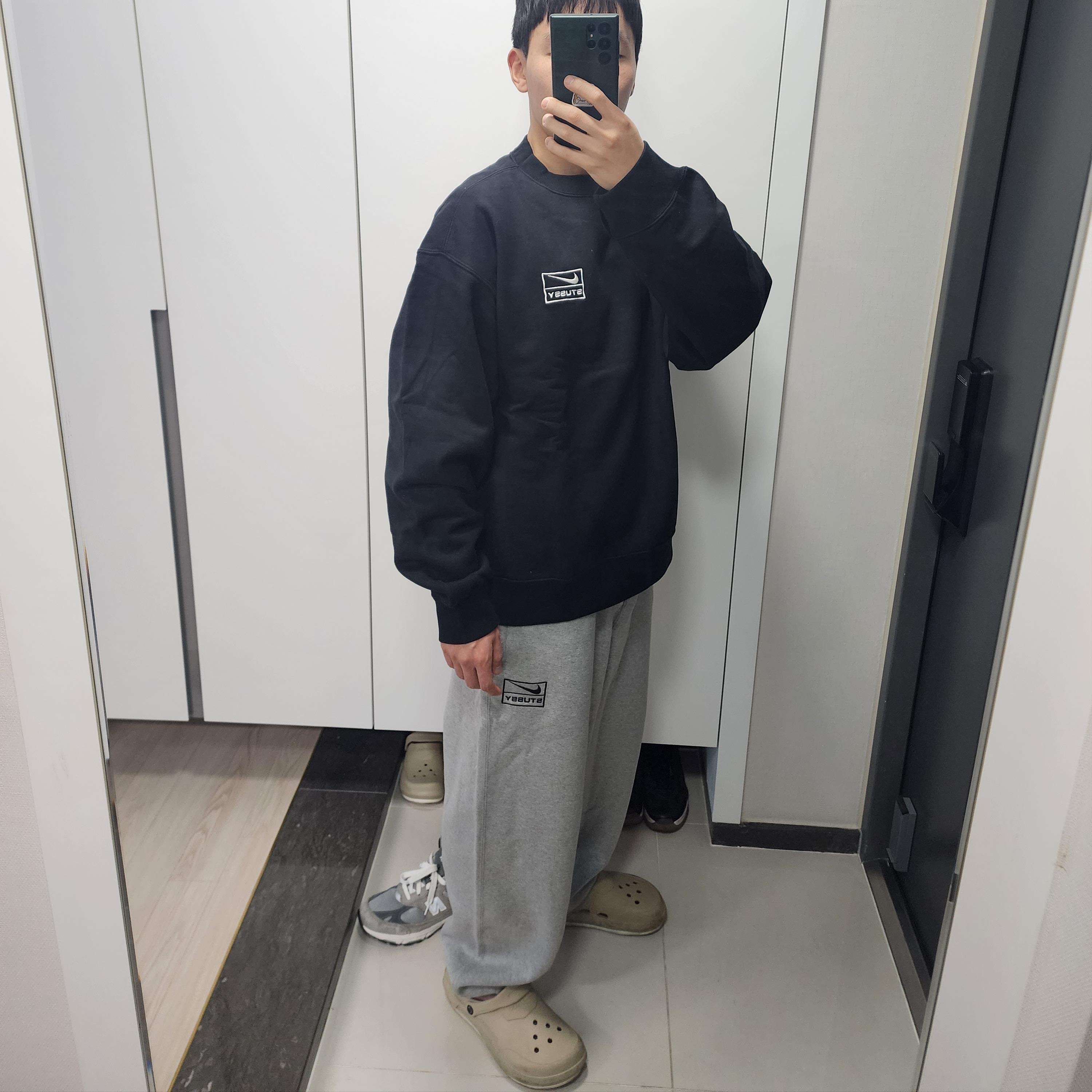 Nike x Stussy NRG Washed Fleece Crewneck Black (DO5310-010) 착용 스타일 - 1