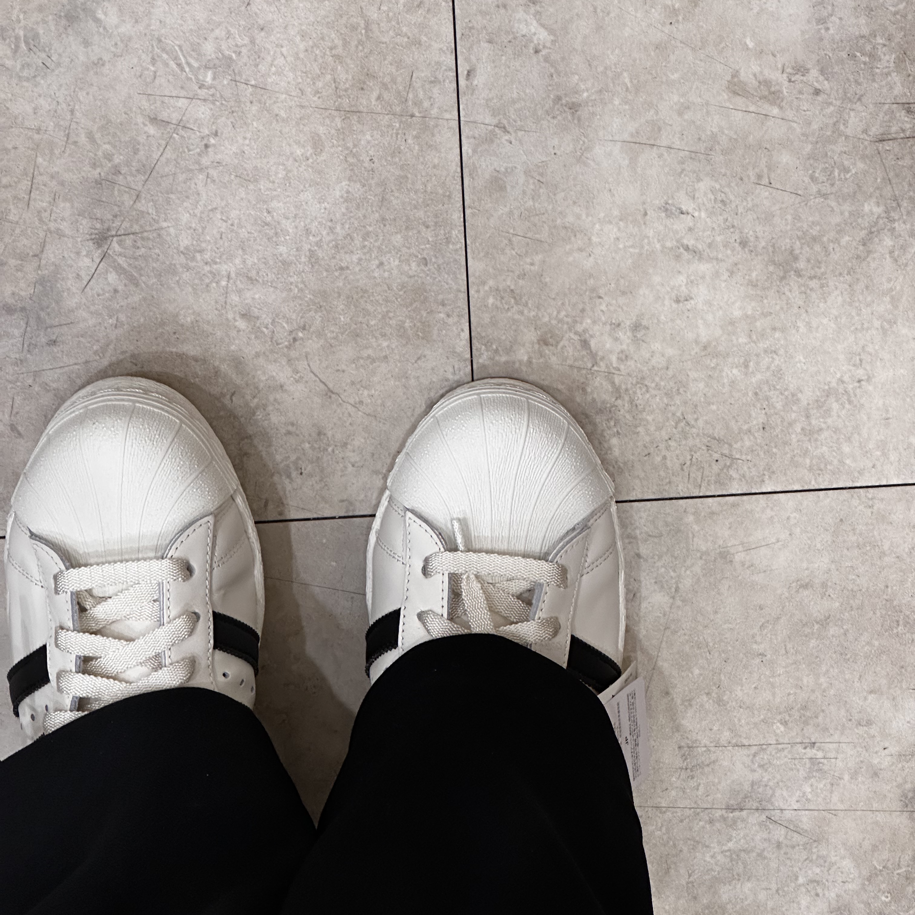 Adidas Superstar 82 White Black 착용 스타일