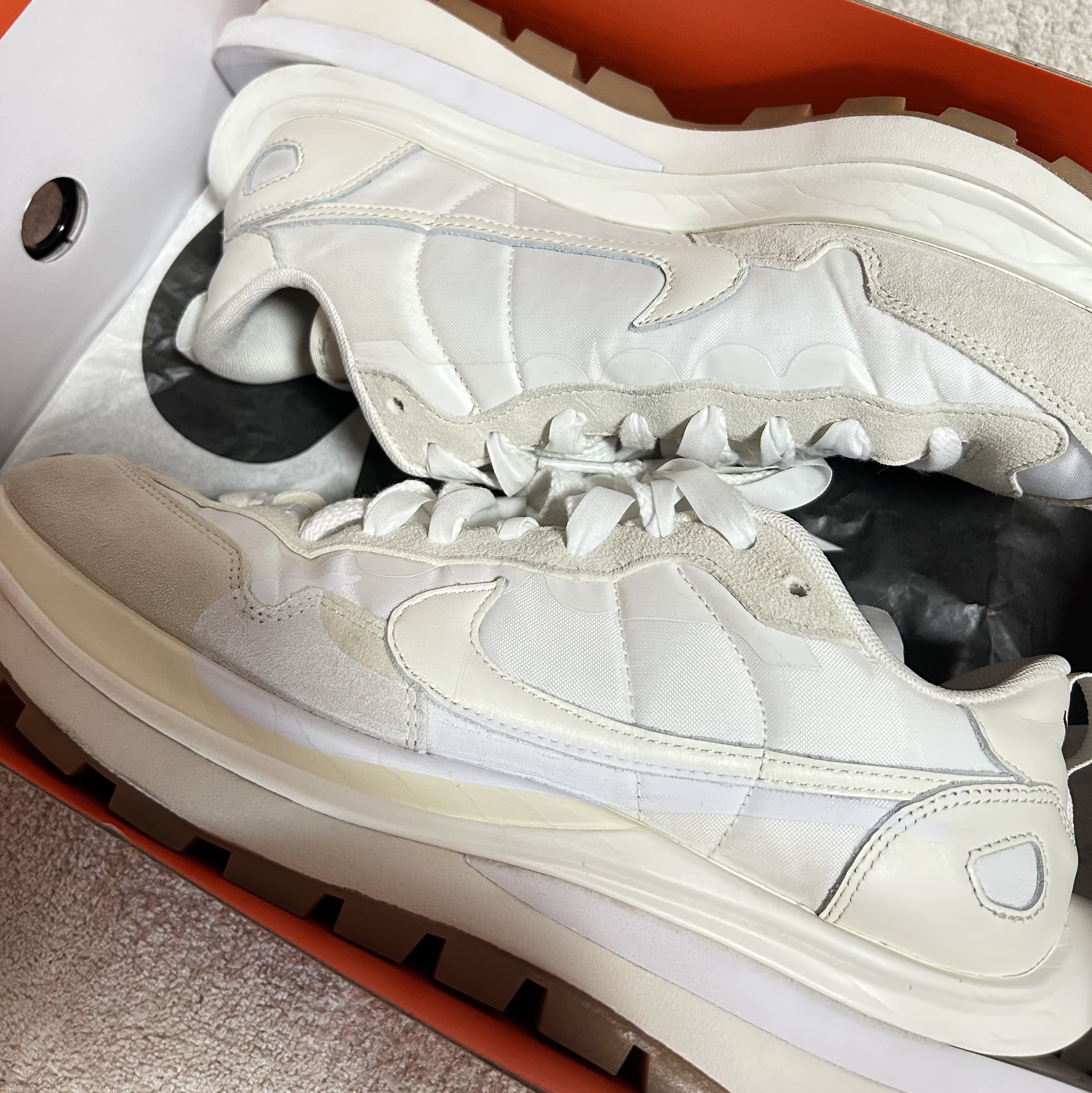Nike x Sacai VaporWaffle White and Gum 착용 스타일