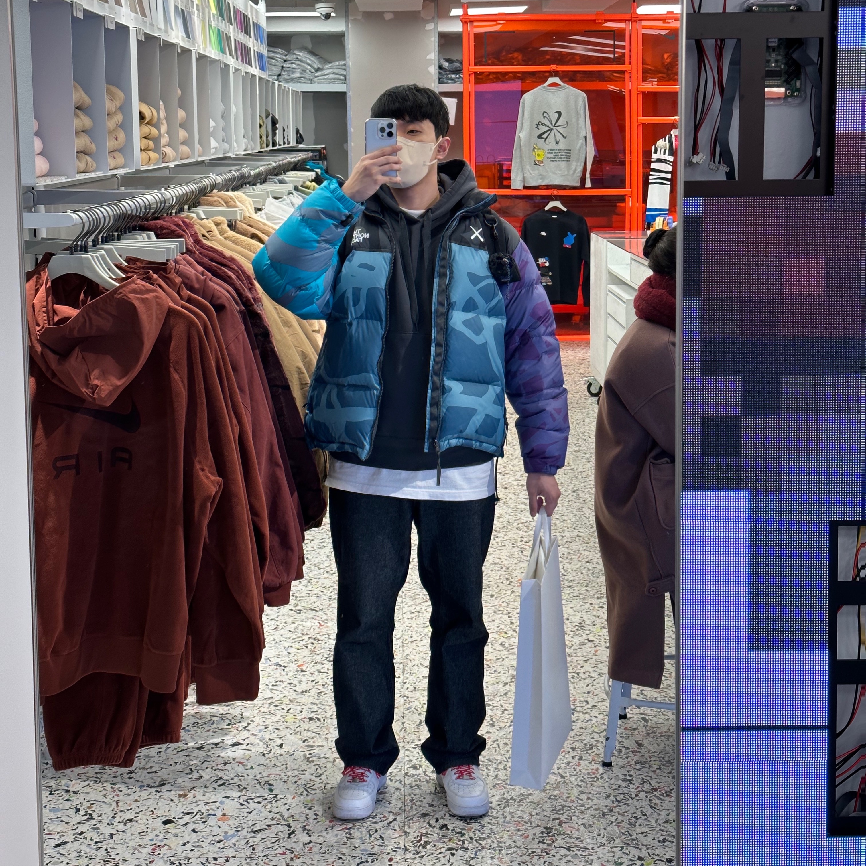 Nike x Supreme Air Force 1 Low White, The North Face x Kaws 1996 Retro Nuptse Jacket Monterey Blue 착용 스타일