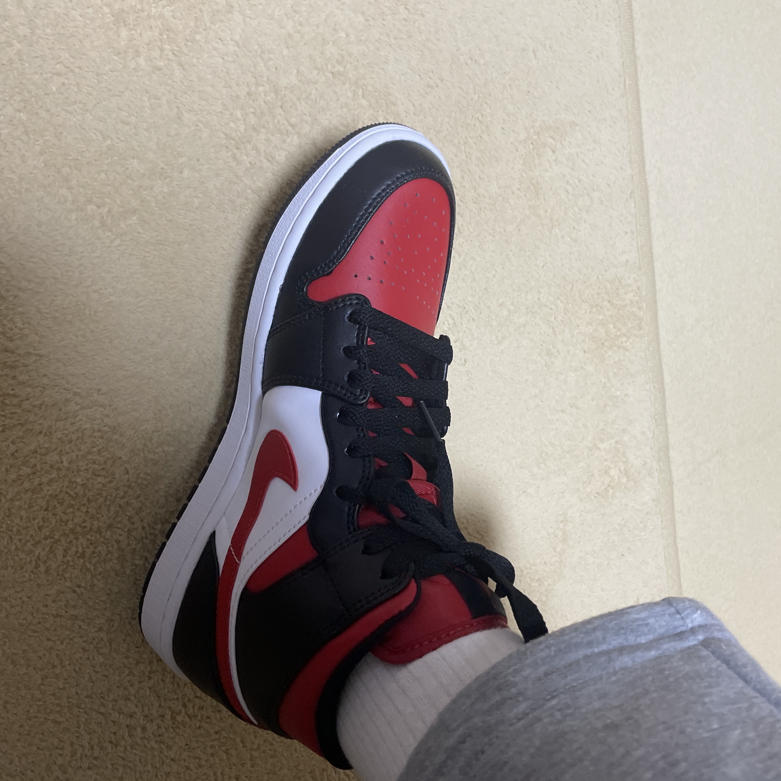 Jordan 1 Mid Black Fire Red 착용 스타일 - 3