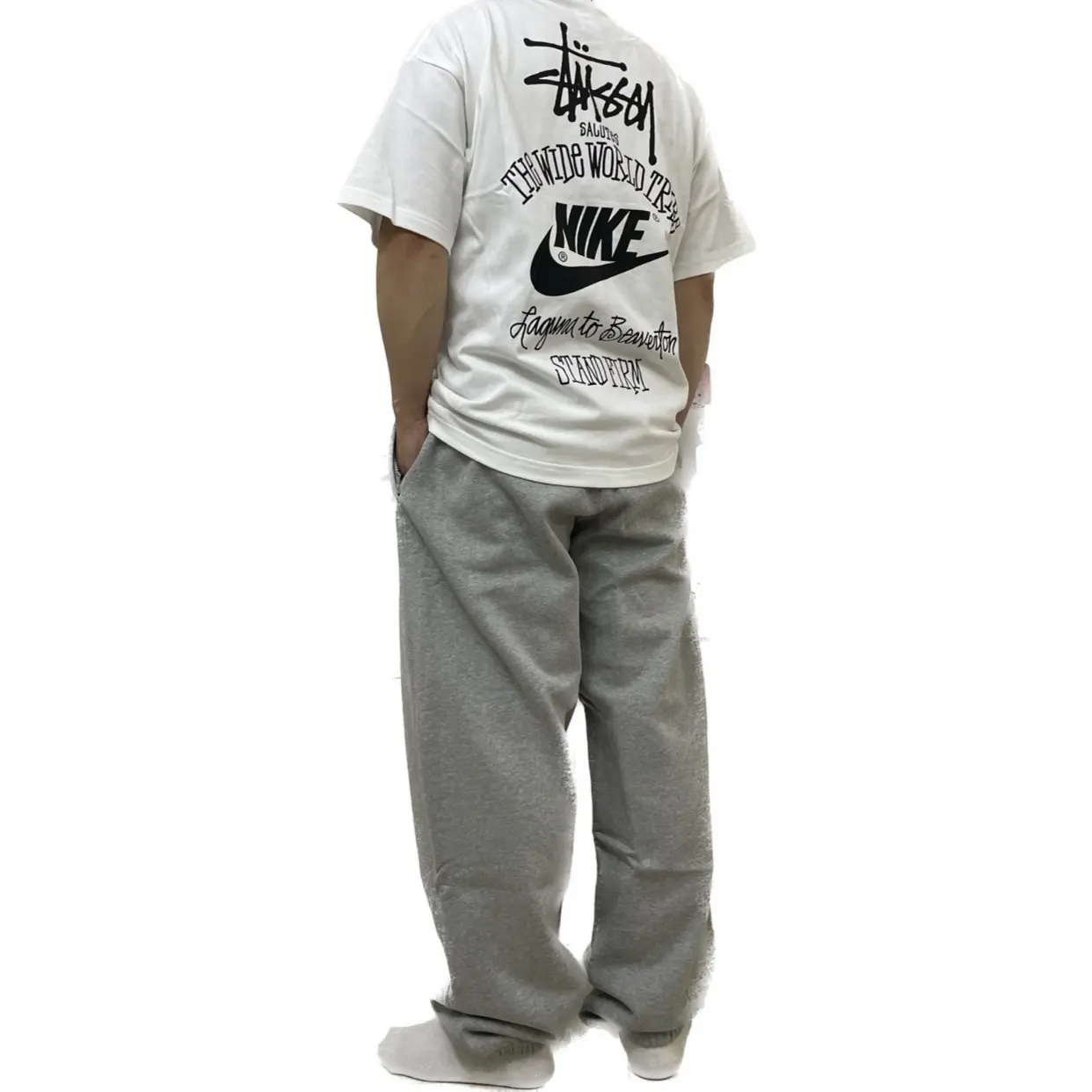 Nike x Stussy T-Shirt White (DV1774-100), Nike x Stussy NRG Fleece Pants Dark Grey Heather (DO9340-063) 착용 스타일 - 1