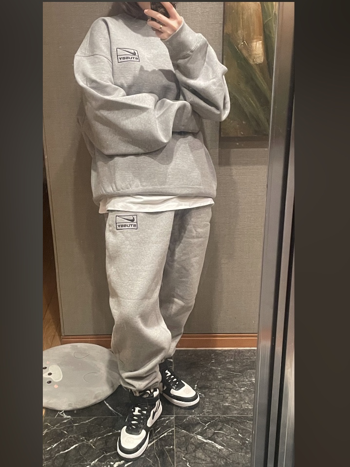 Nike x Stussy NRG Fleece Crewneck Dark Grey Heather (DO9337-063), Nike x Stussy NRG Fleece Pants Dark Grey Heather (DO9340-063) 착용 스타일 - 1