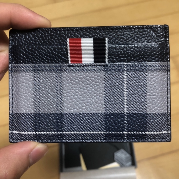 Thom Browne Tartan Pebble Grain Leather Single Card Holder Medium Grey 착용 스타일