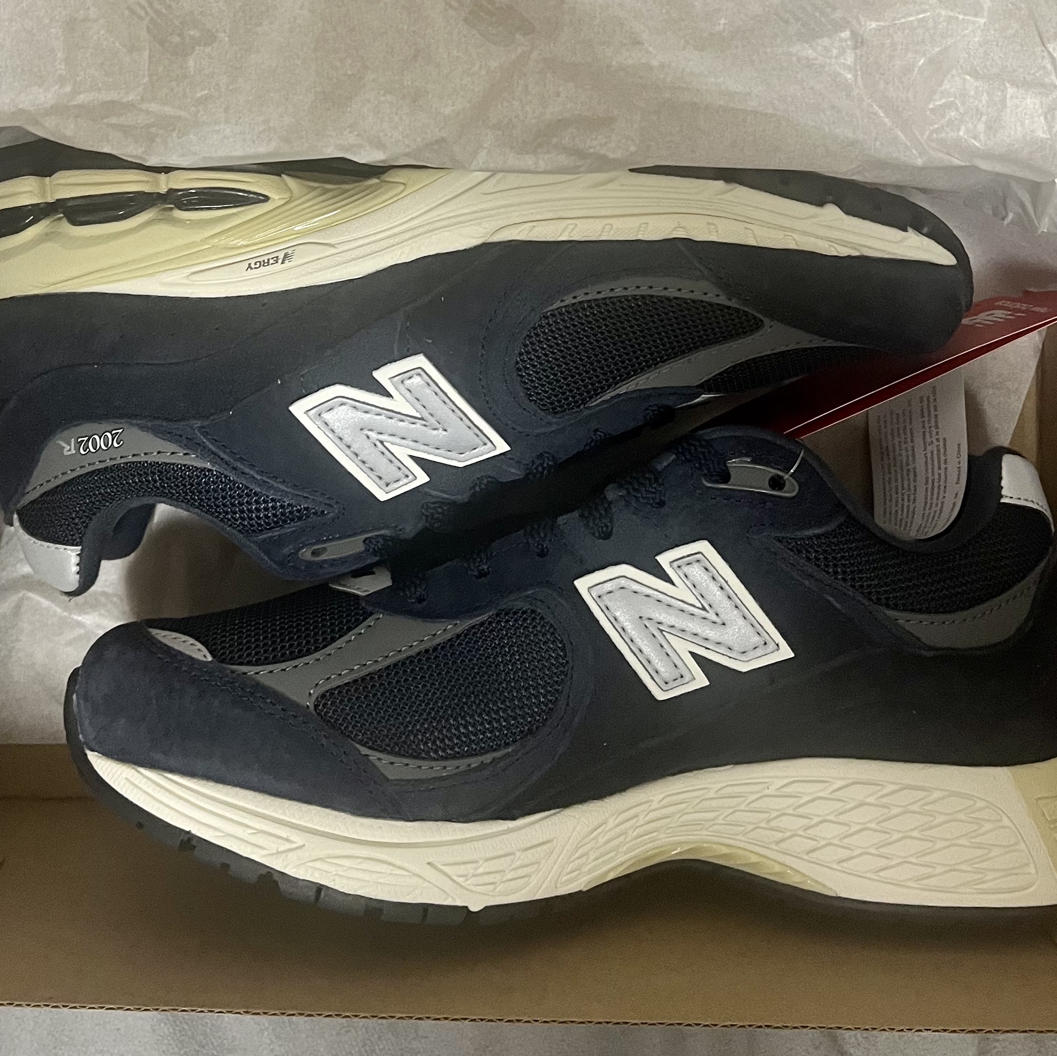 New Balance 2002R Eclipse Castlerock 착용 스타일