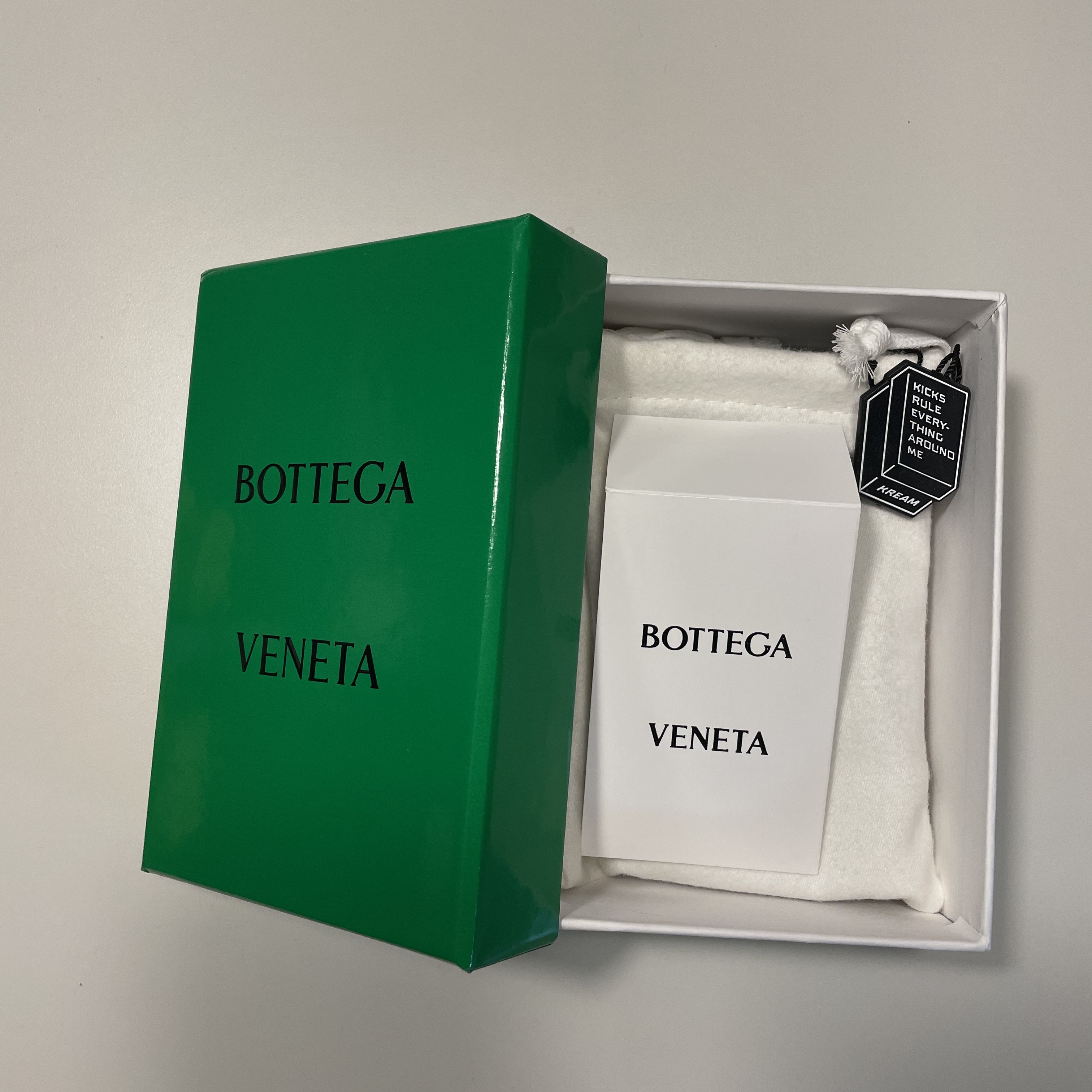Bottega Veneta Flap Card Case Black 착용 스타일 - 2