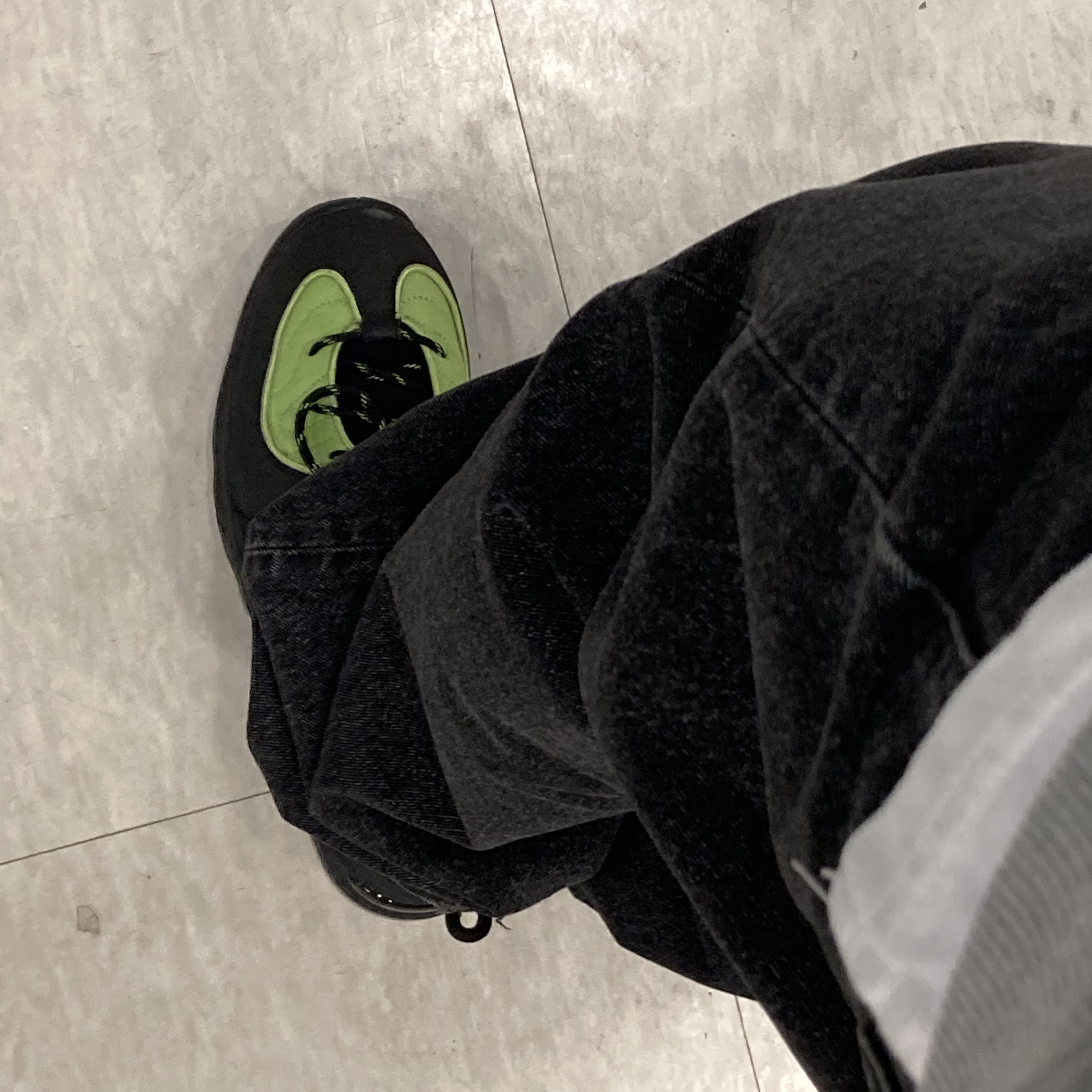 Nike x Stussy Air Penny II Vivid Green and Black 착용 스타일 - 2