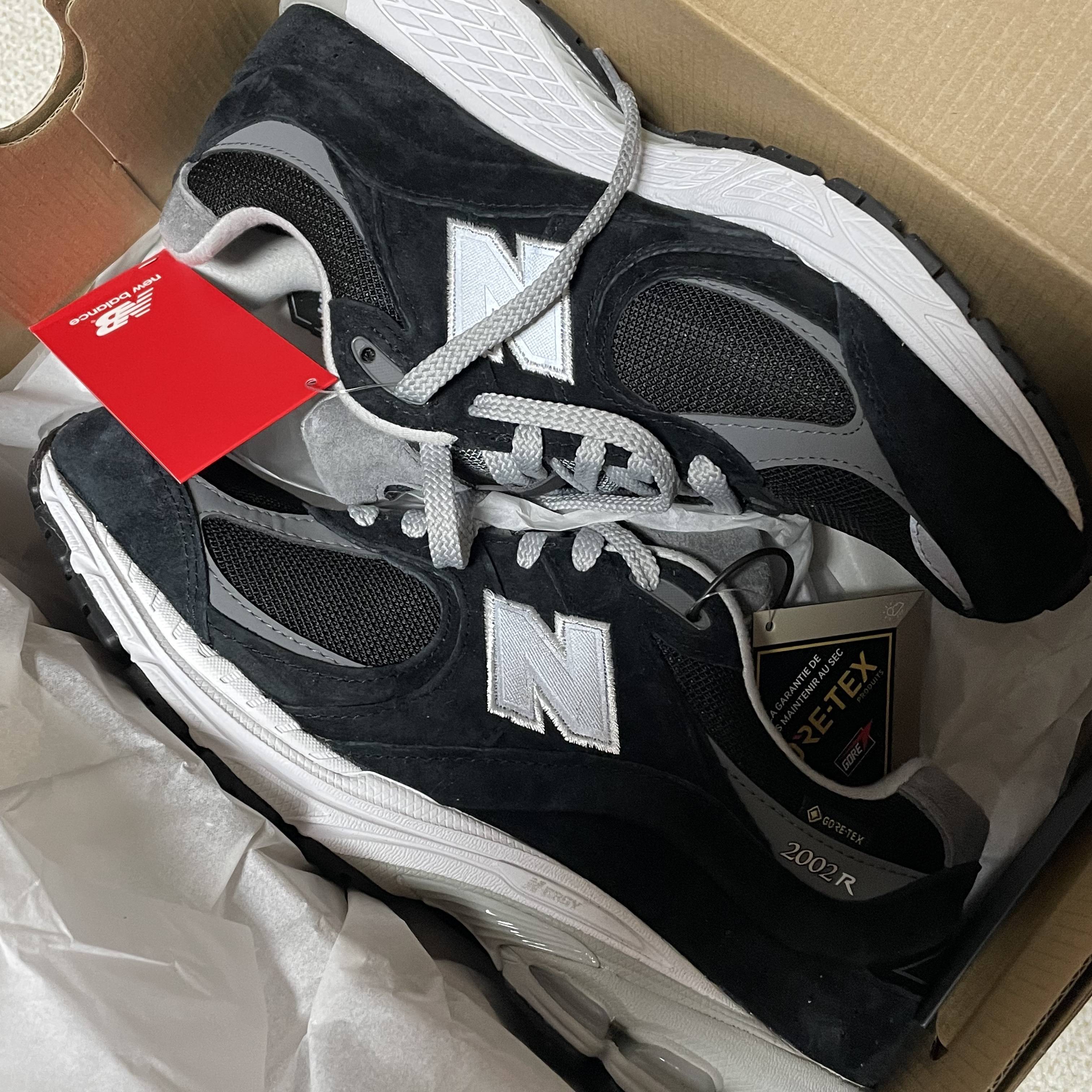 New Balance 2002R Gore-Tex Black Silver Metalic 착용 스타일