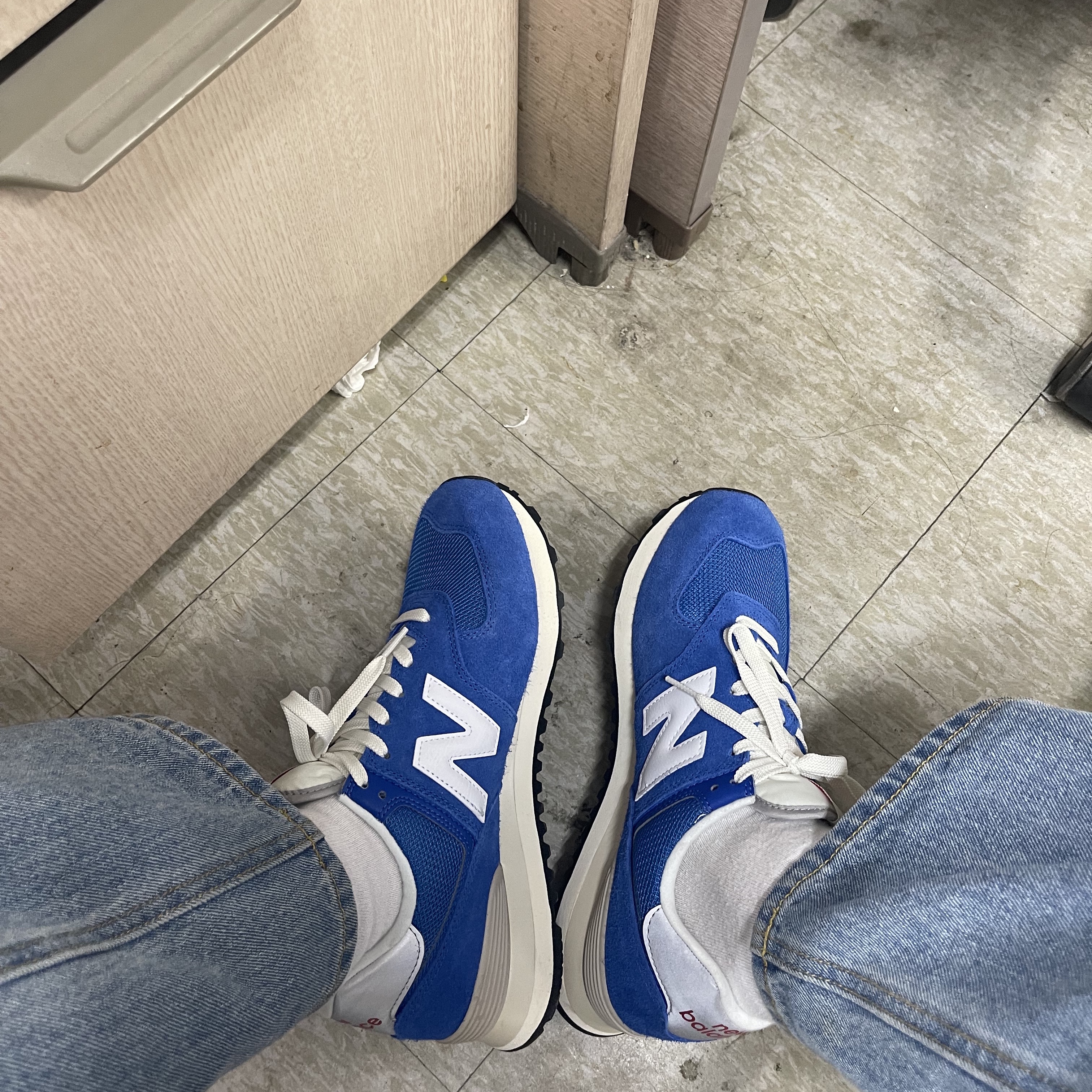 New Balance 574 Heritage Blue White 착용 스타일